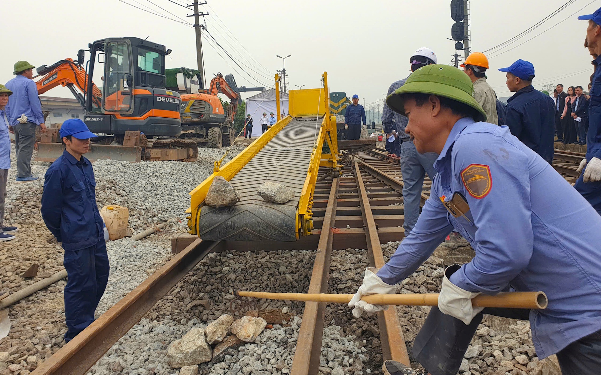 Đường sắt vận chuyển miễn phí 1 triệu viên gạch phục vụ tái thiết nhà ở tại miền Trung- Ảnh 2. Đường sắt Việt Nam lần đầu diễn tập ứng cứu sụt đường bằng băng tải đá