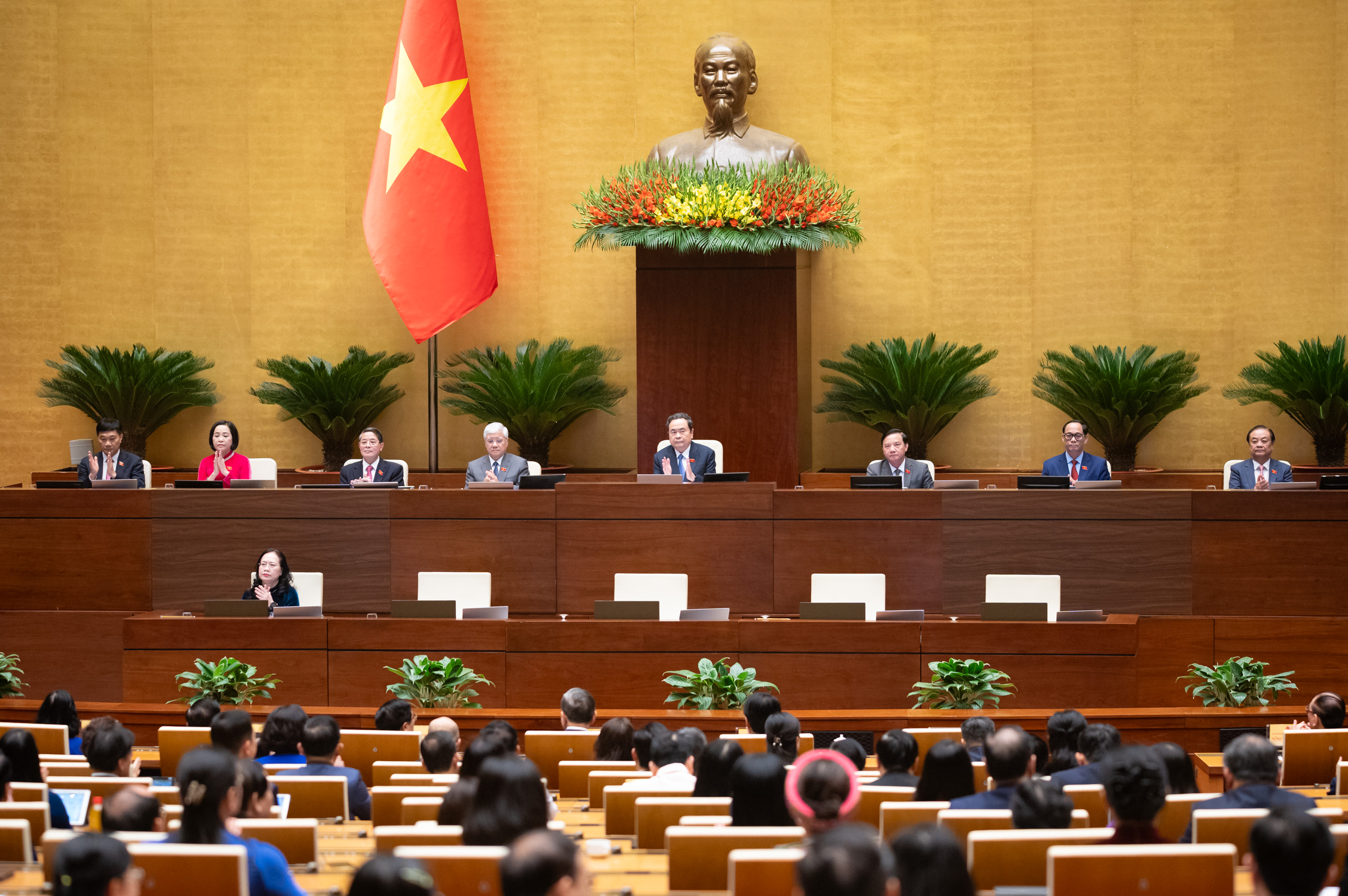 Những buổi tối kh&ocirc;ng nghỉ, chuyến xe vừa đi vừa l&agrave;m g&oacute;p phần tạo n&ecirc;n kỷ lục kỳ họp thứ 10- Ảnh 6.