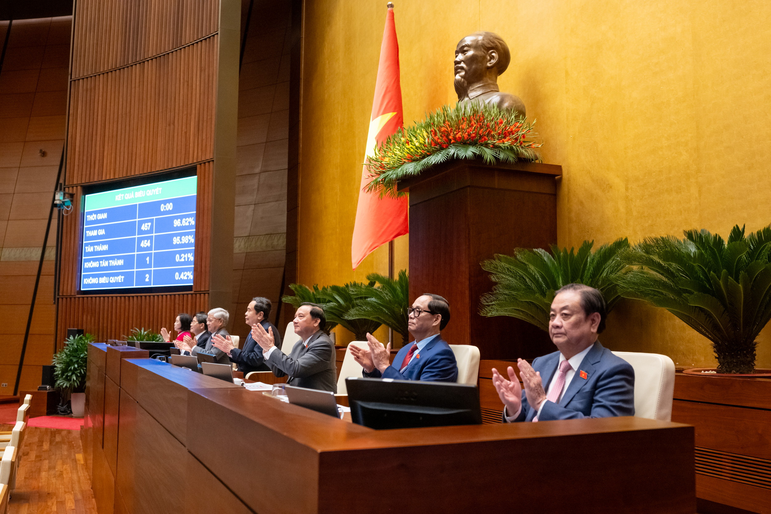 Những buổi tối kh&ocirc;ng nghỉ, chuyến xe vừa đi vừa l&agrave;m g&oacute;p phần tạo n&ecirc;n kỷ lục kỳ họp thứ 10- Ảnh 7.