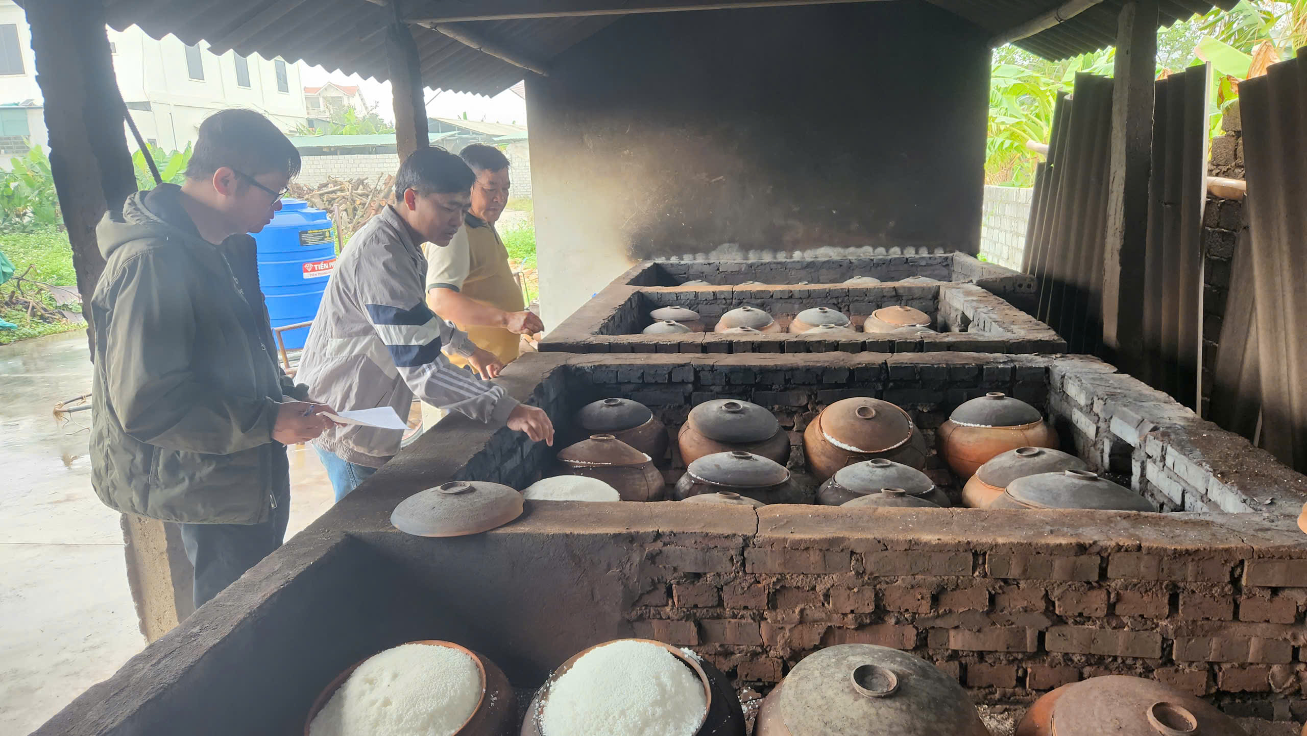 H&agrave;nh tr&igrave;nh biến những hạt muối th&ocirc; th&agrave;nh "hạt ngọc mặn của trời"- Ảnh 1.
