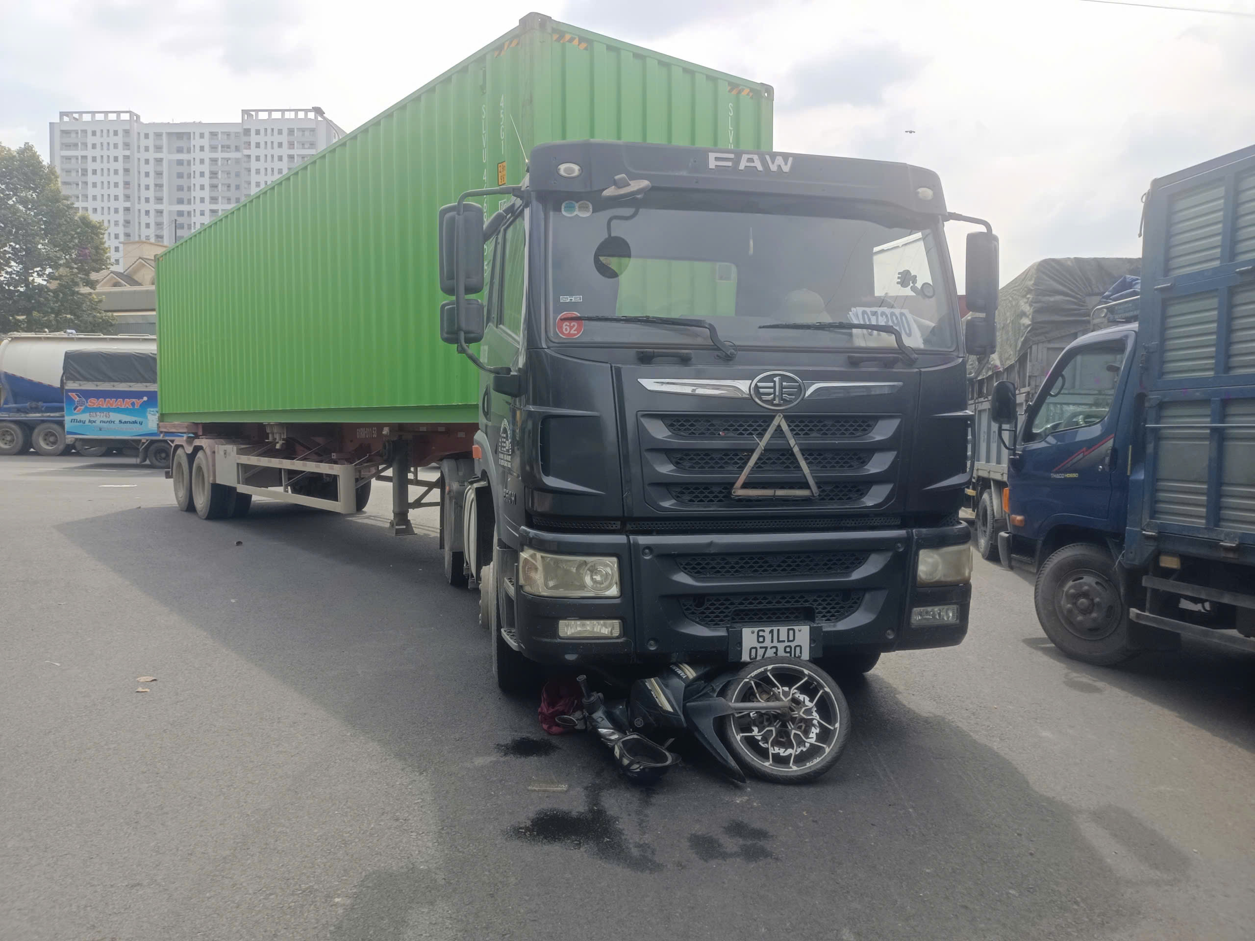 TP.HCM: Xe container cuốn xe m&aacute;y v&agrave;o gầm, c&ocirc; g&aacute;i nguy kịch- Ảnh 2.