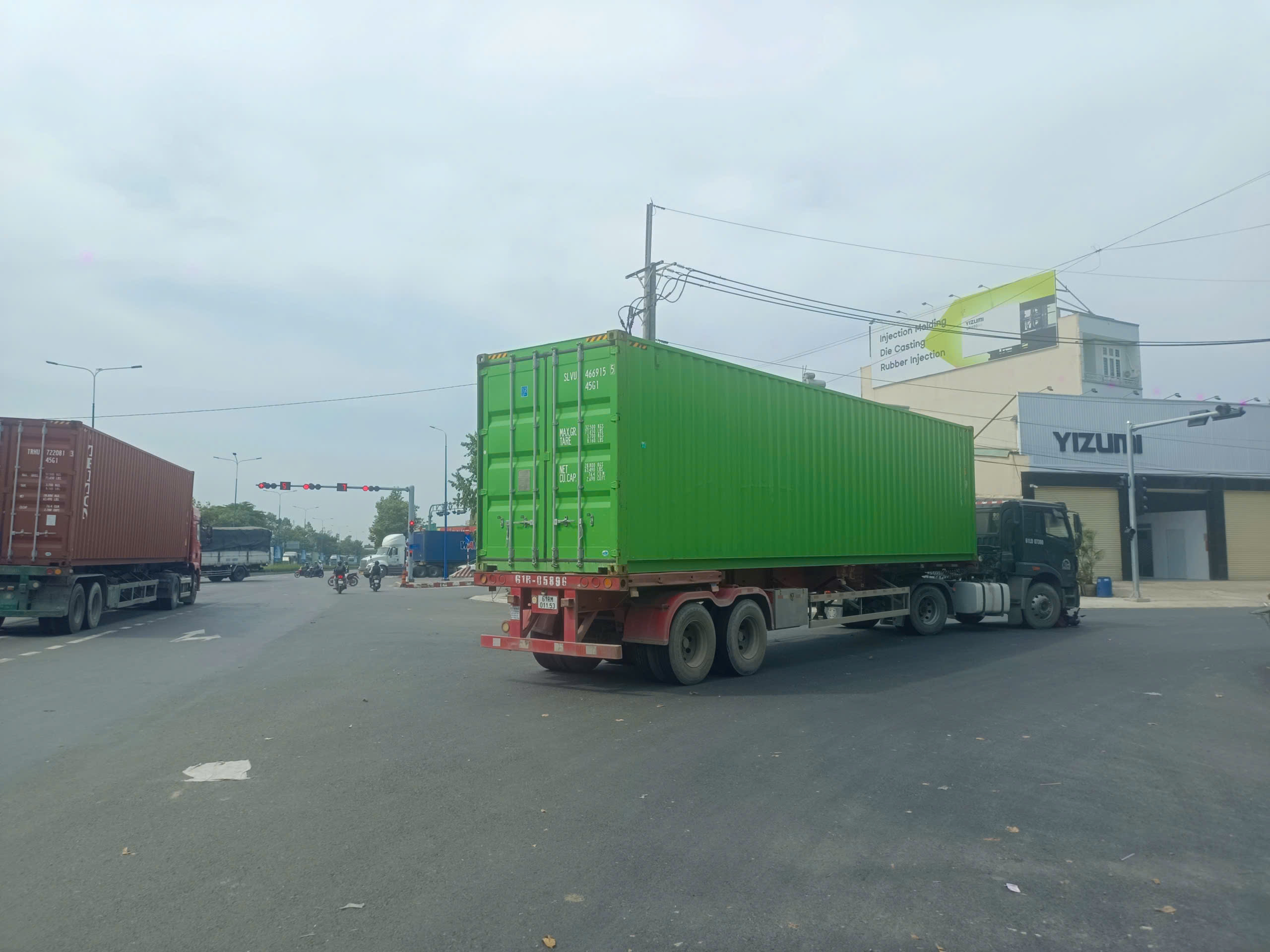 TP.HCM: Xe container cuốn xe m&aacute;y v&agrave;o gầm, c&ocirc; g&aacute;i nguy kịch- Ảnh 1.