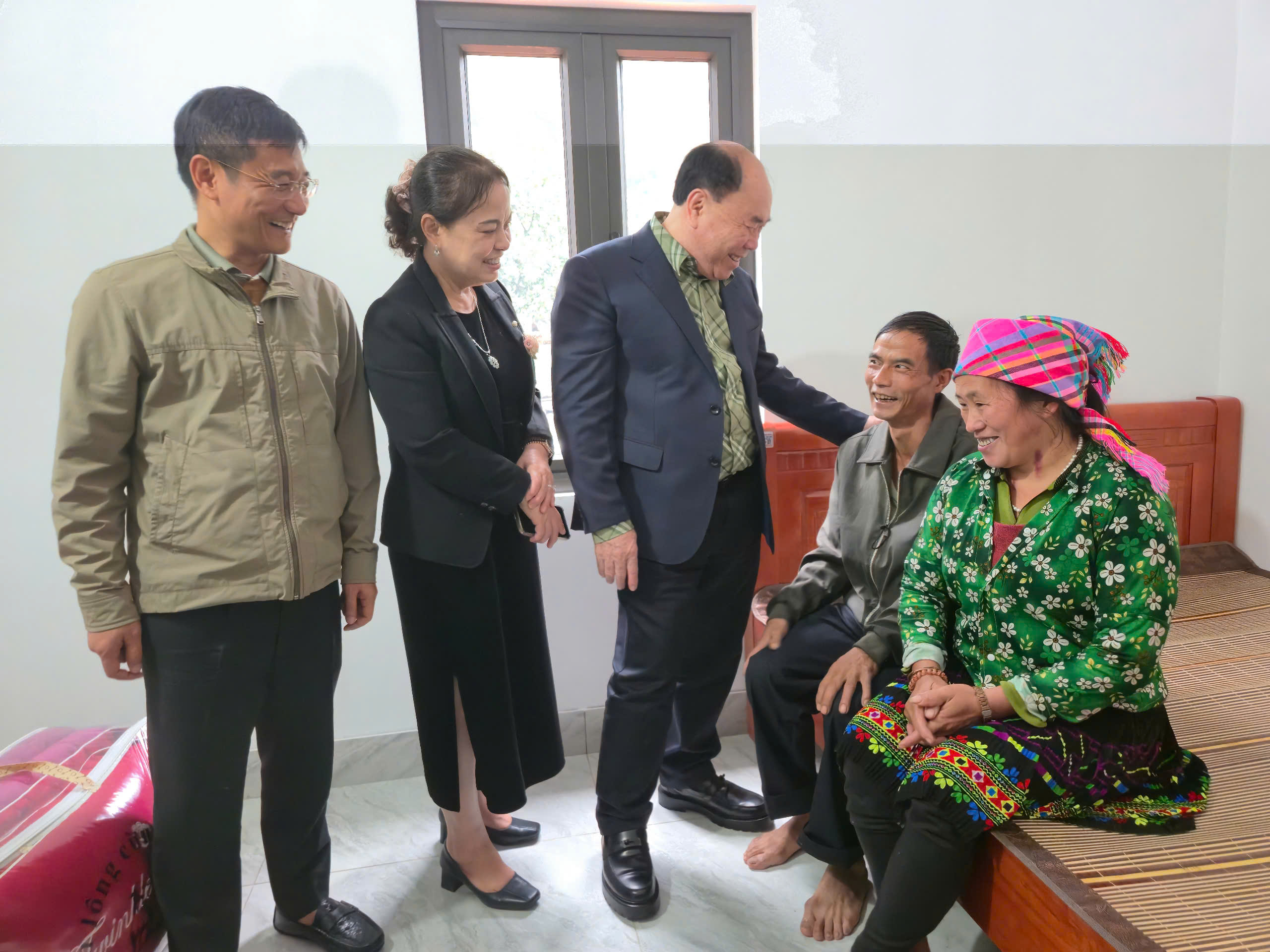 Thần tốc giao nh&agrave; "ch&igrave;a kho&aacute; trao tay" cho 3 gia đ&igrave;nh người M&ocirc;ng ở Th&aacute;i Nguy&ecirc;n sau lũ- Ảnh 10.