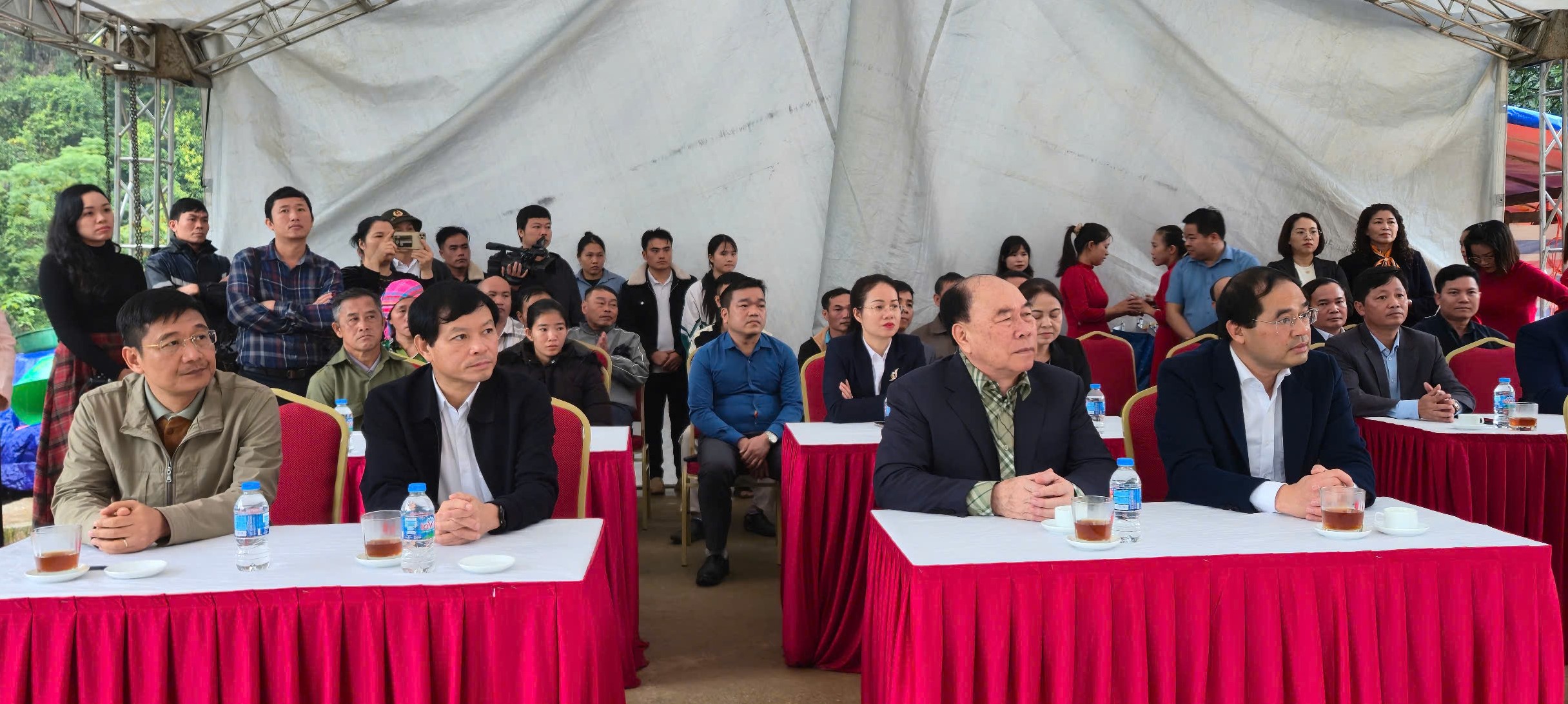 Thần tốc giao nh&agrave; "ch&igrave;a kho&aacute; trao tay" cho 3 gia đ&igrave;nh người M&ocirc;ng ở Th&aacute;i Nguy&ecirc;n sau lũ- Ảnh 14.