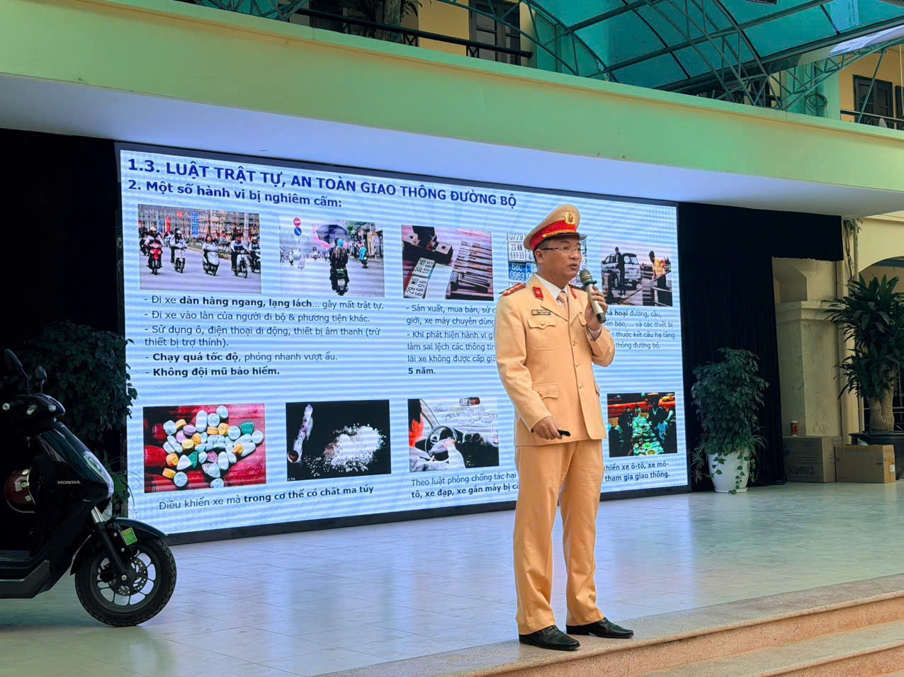 H&agrave; Nội tuy&ecirc;n truyền ATGT cho 500 sinh vi&ecirc;n Học viện Qu&acirc;n y- Ảnh 3.