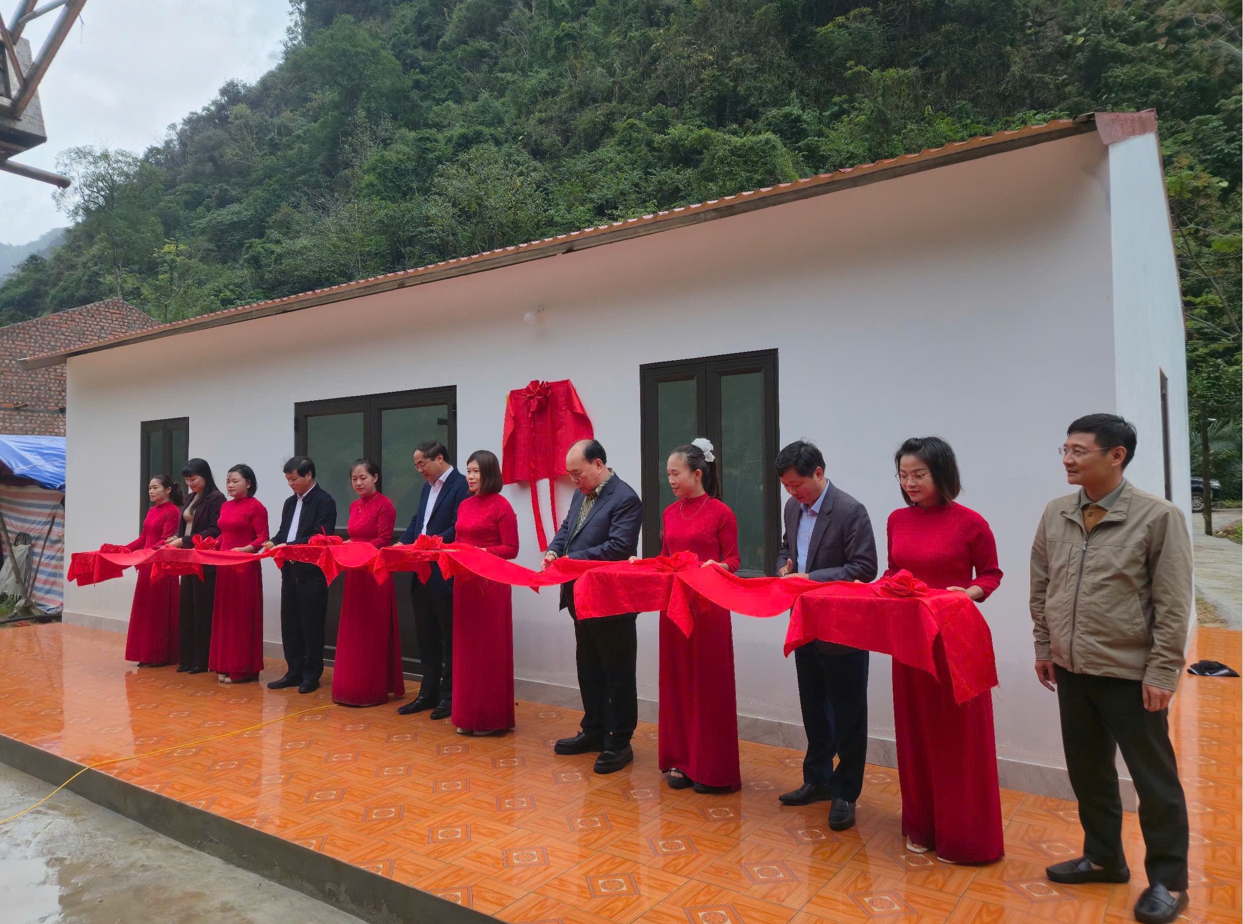 Thần tốc giao nh&agrave; "ch&igrave;a kho&aacute; trao tay" cho 3 gia đ&igrave;nh người M&ocirc;ng ở Th&aacute;i Nguy&ecirc;n sau lũ- Ảnh 4.