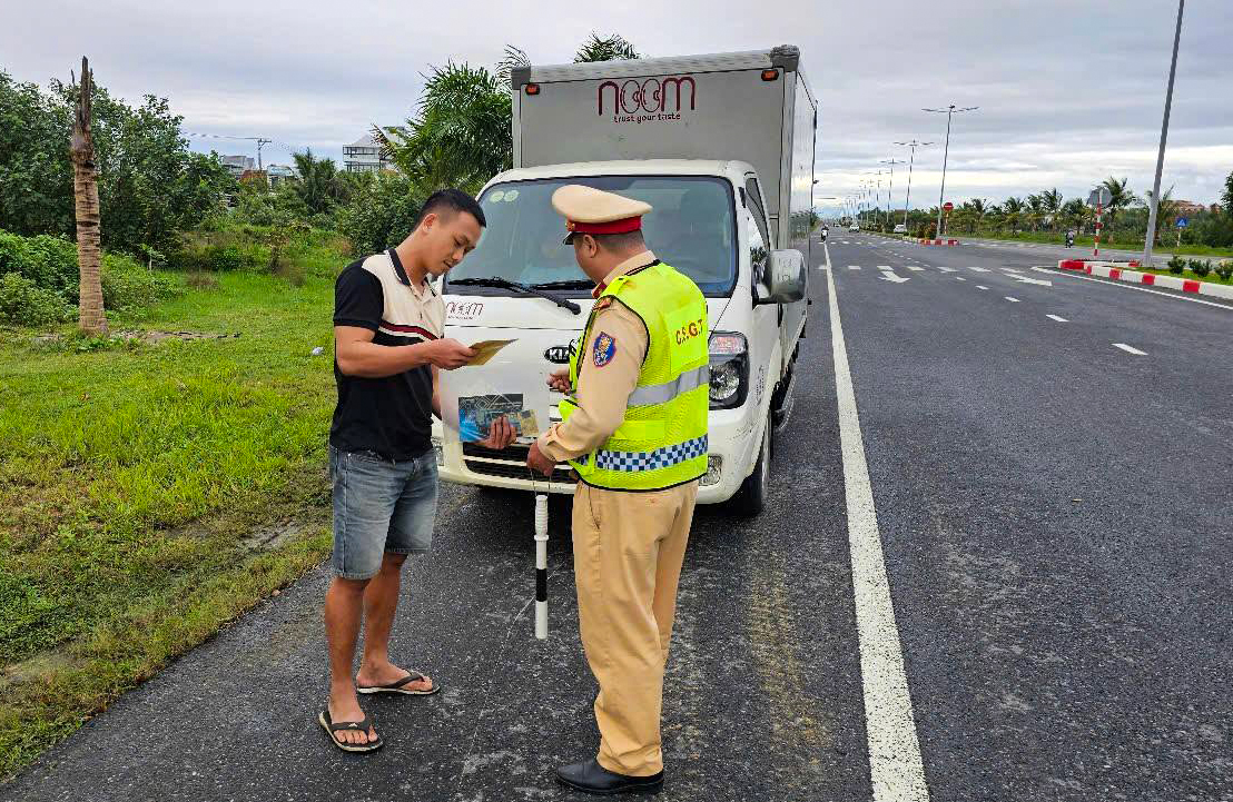C&ocirc;ng an Đ&agrave; Nẵng ra qu&acirc;n trấn &aacute;p tội phạm, đẩy mạnh kiểm so&aacute;t phương tiện vận tải h&agrave;ng h&oacute;a- Ảnh 3.
