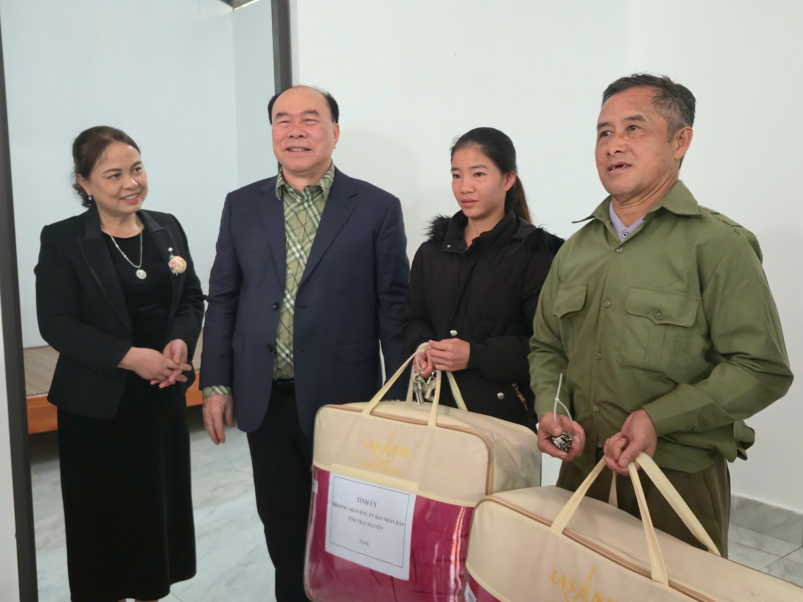 Thần tốc giao nh&agrave; "ch&igrave;a kho&aacute; trao tay" cho 3 gia đ&igrave;nh người M&ocirc;ng ở Th&aacute;i Nguy&ecirc;n sau lũ- Ảnh 8.