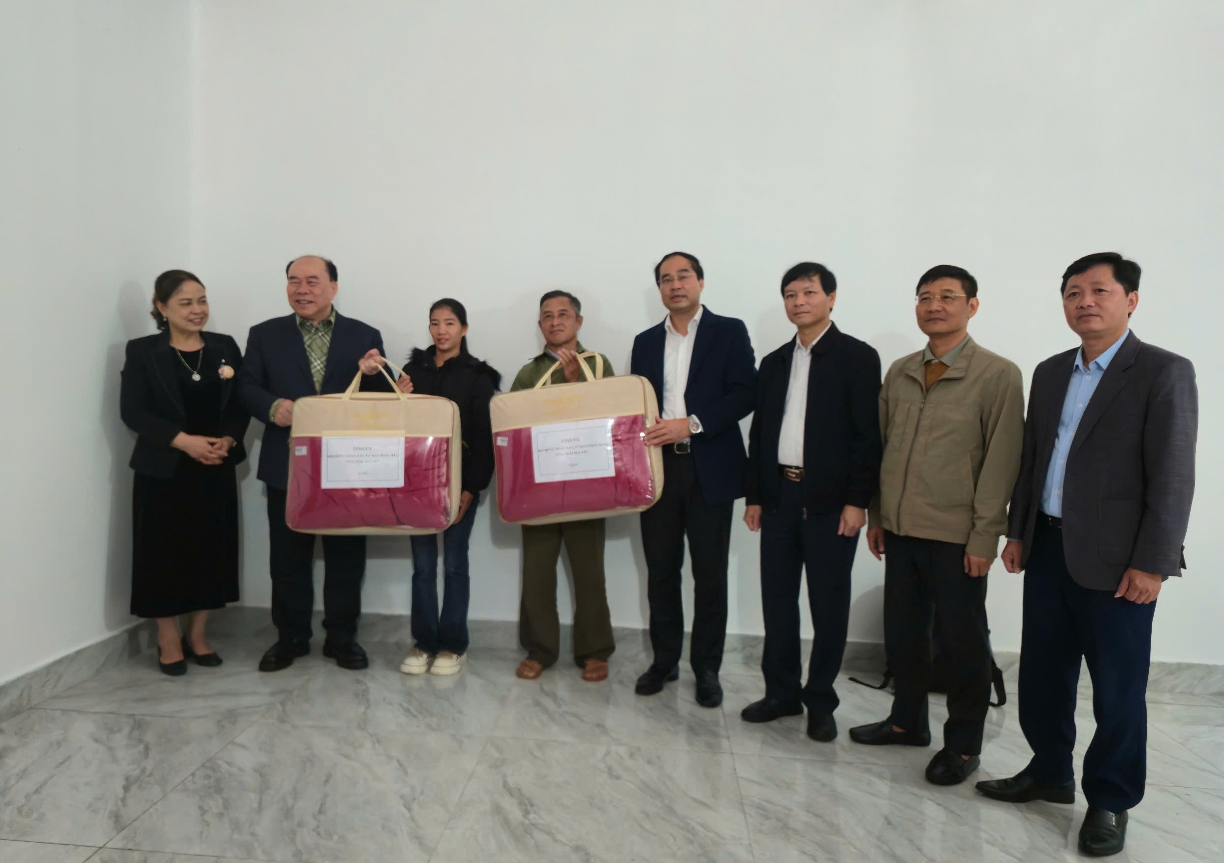 Thần tốc giao nh&agrave; "ch&igrave;a kho&aacute; trao tay" cho 3 gia đ&igrave;nh người M&ocirc;ng ở Th&aacute;i Nguy&ecirc;n sau lũ- Ảnh 6.