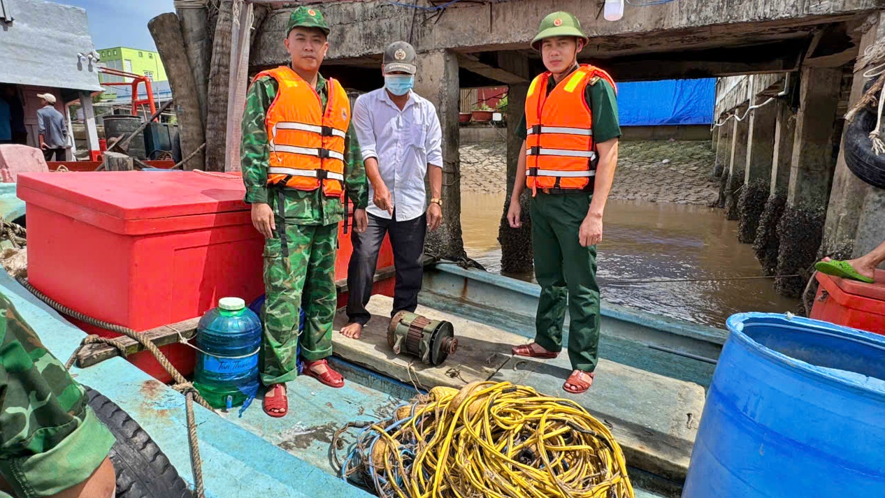 C&agrave; Mau: Tịch thu tang vật của hai t&agrave;u c&aacute; d&ugrave;ng k&iacute;ch điện để khai th&aacute;c thủy sản- Ảnh 2.