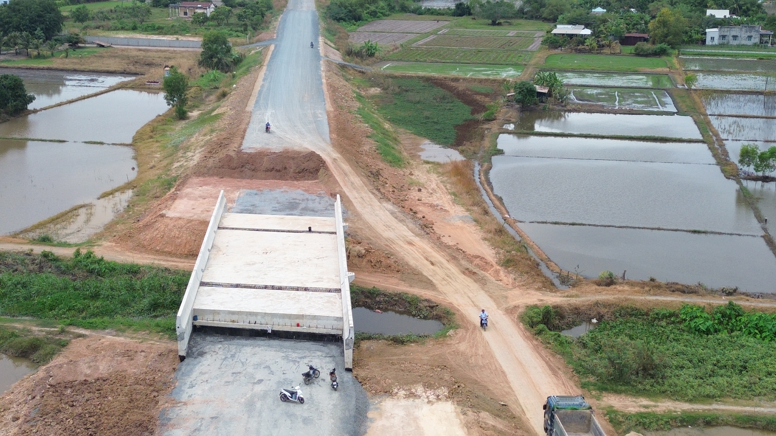 Đường Hồ Ch&iacute; Minh qua T&acirc;y Ninh đang thiếu trầm trọng vật liệu đ&aacute;- Ảnh 2.