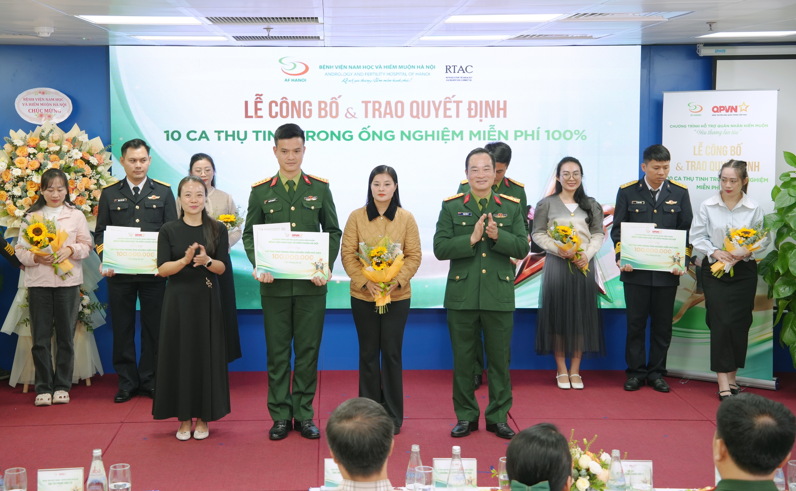 Nhiều vợ chồng qu&acirc;n nh&acirc;n hiếm muộn mong h&aacute;i tr&aacute;i ngọt nhờ IVF miễn ph&iacute;- Ảnh 1.