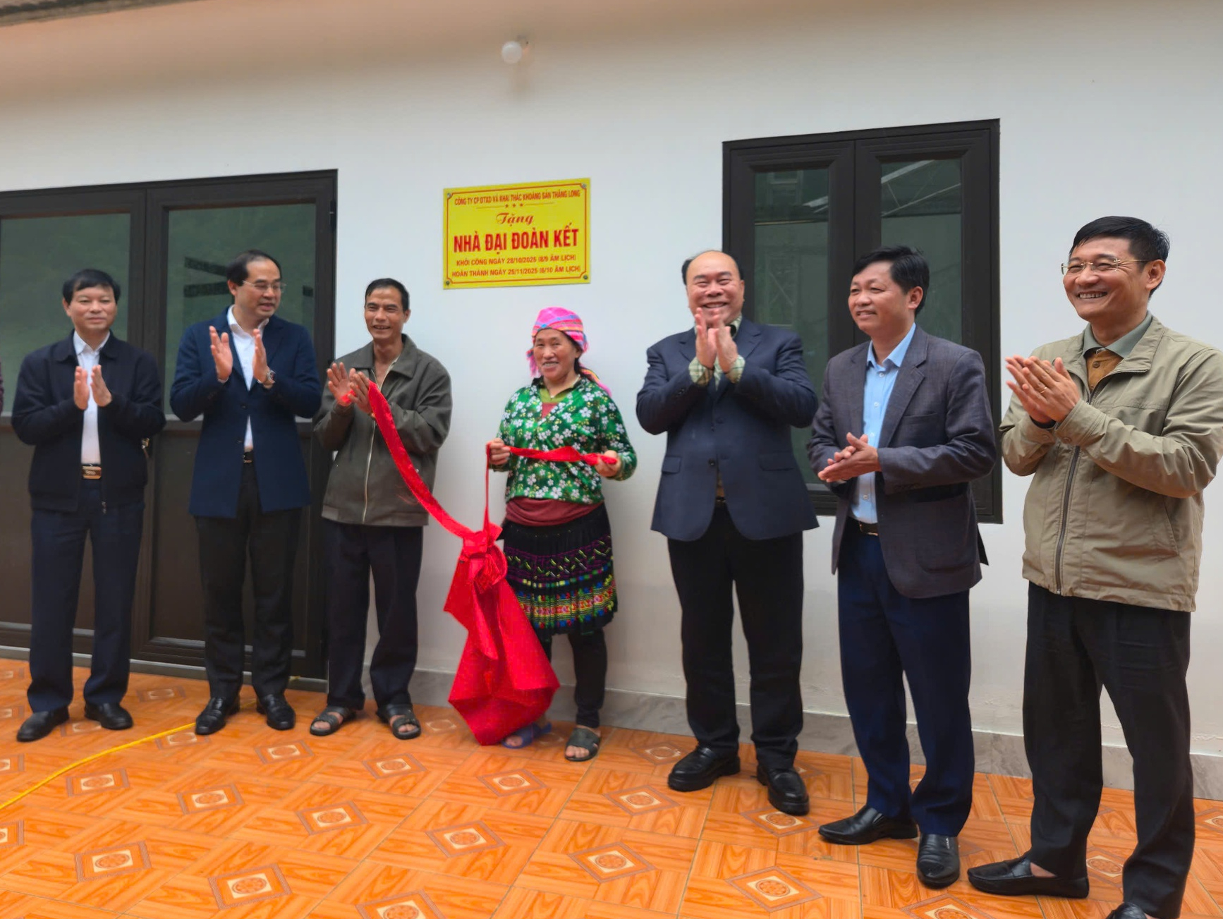 Thần tốc giao nh&agrave; "ch&igrave;a kho&aacute; trao tay" cho 3 gia đ&igrave;nh người M&ocirc;ng ở Th&aacute;i Nguy&ecirc;n sau lũ- Ảnh 1.