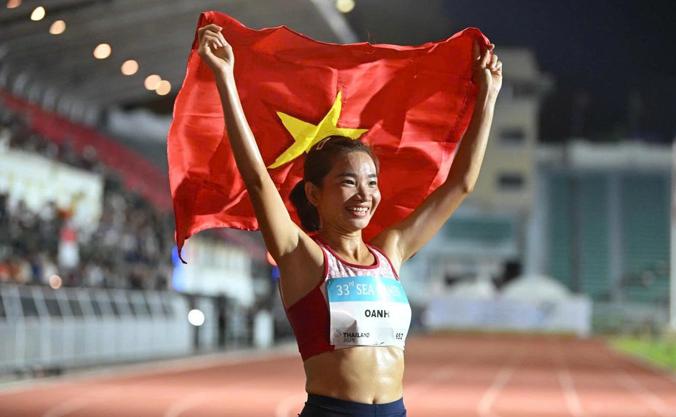 Nguyễn Thị Oanh gi&agrave;nh Huy chương V&agrave;ng SEA Games 33 nội dung 5.000m- Ảnh 1.