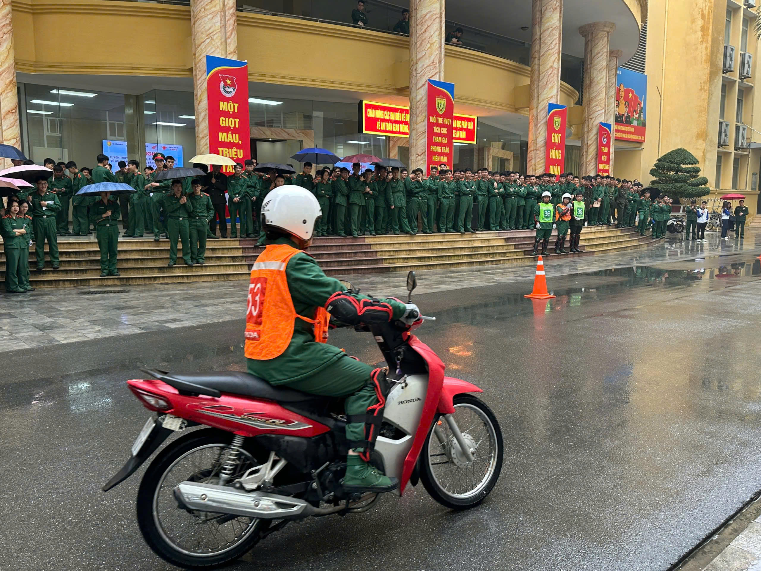 H&agrave; Nội tuy&ecirc;n truyền ATGT cho 500 sinh vi&ecirc;n Học viện Qu&acirc;n y- Ảnh 8.