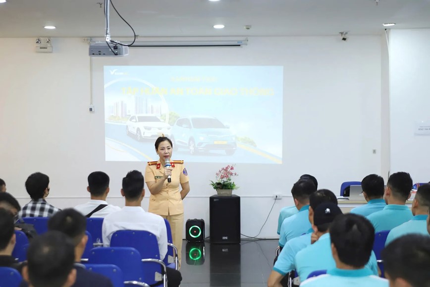 Hà Nội xây dựng văn hóa giao thông cho tài xế taxi- Ảnh 1. Hà Nội xây dựng văn hóa giao thông cho tài xế taxi- Ảnh 1.
