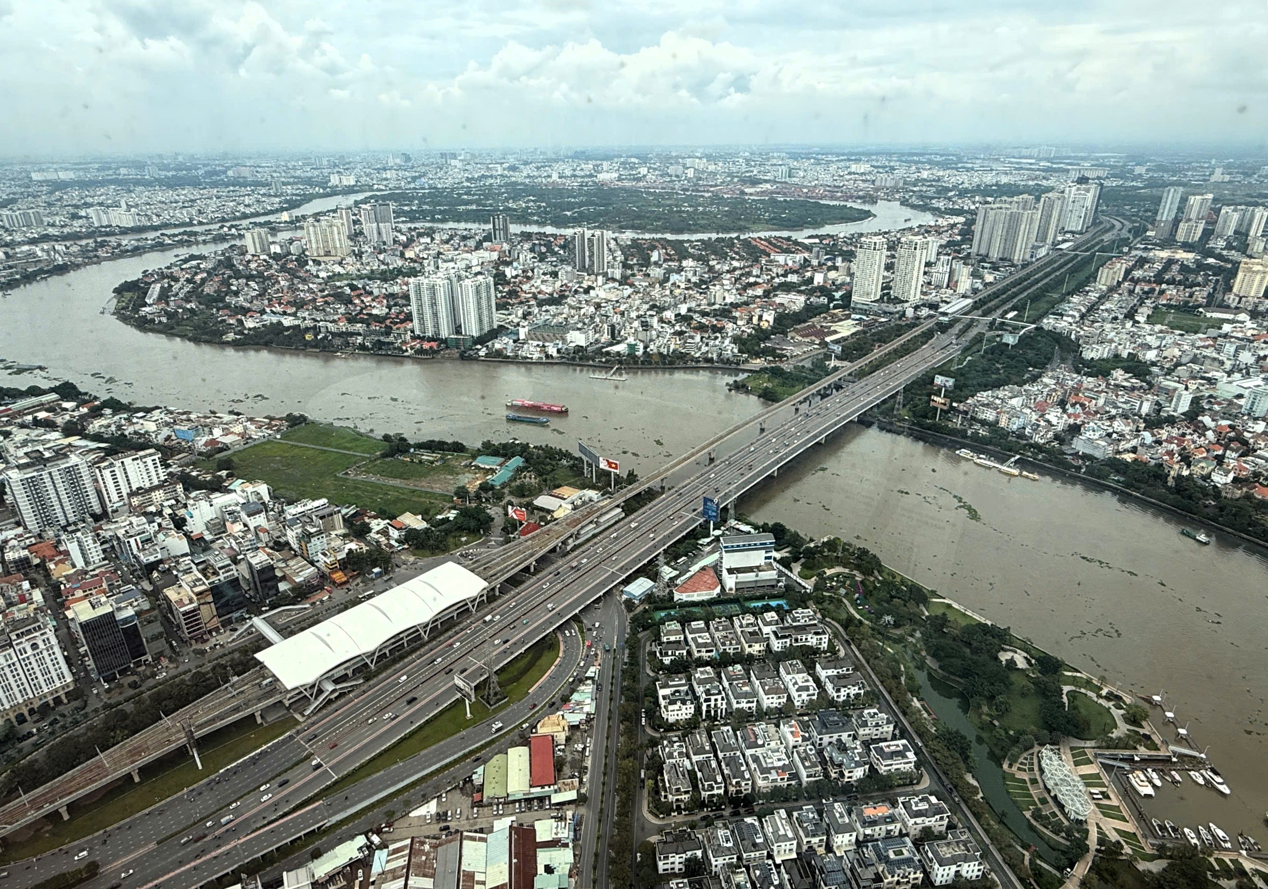 TP.HCM tăng cường kết nối v&ugrave;ng, tạo động lực ph&aacute;t triển mới cho Đ&ocirc;ng Nam Bộ- Ảnh 2.