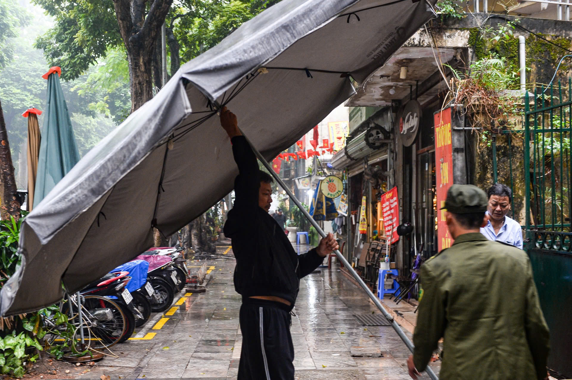 H&agrave; Nội: Đồng loạt ra qu&acirc;n xử l&yacute; vi phạm trật tự đ&ocirc; thị- Ảnh 11.