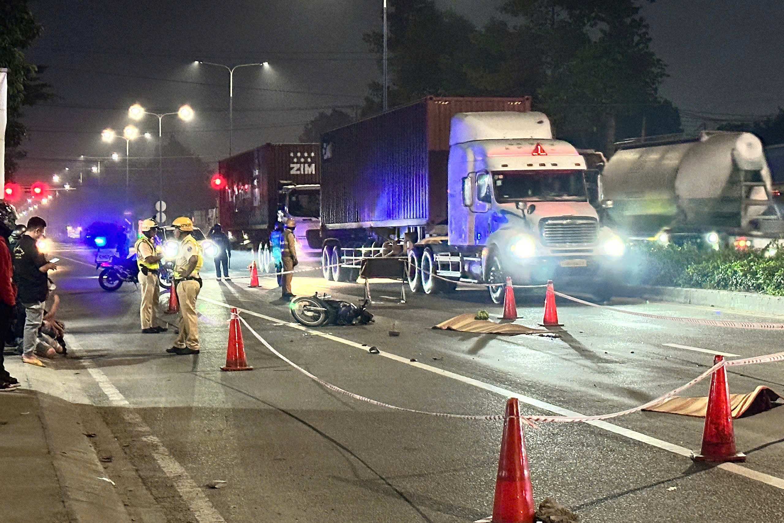 Xe container va chạm xe m&aacute;y, thanh ni&ecirc;n tử vong thương t&acirc;m- Ảnh 1.