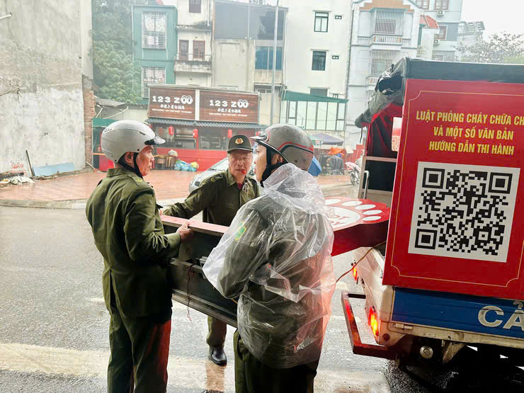 H&agrave; Nội: Đồng loạt ra qu&acirc;n xử l&yacute; vi phạm trật tự đ&ocirc; thị- Ảnh 7.