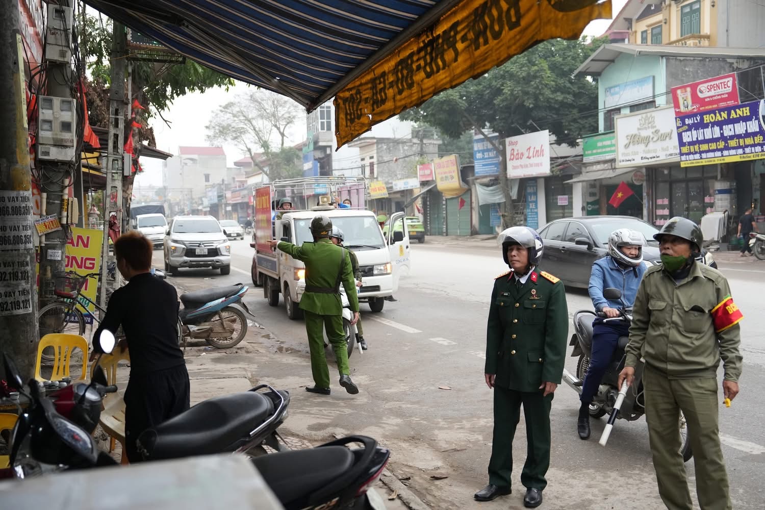 H&agrave; Nội: Đồng loạt ra qu&acirc;n xử l&yacute; vi phạm trật tự đ&ocirc; thị- Ảnh 14.