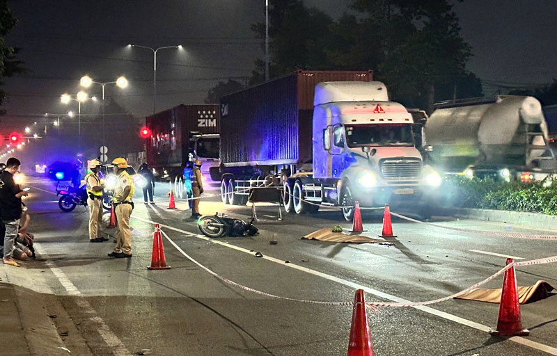 Lực lượng chức năng xử l&yacute; hiện trường vụ tai nạn.