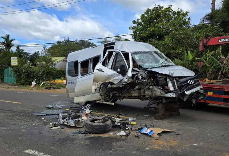 Chiếc xe kh&aacute;ch tại hiện trường vụ tai nạn.