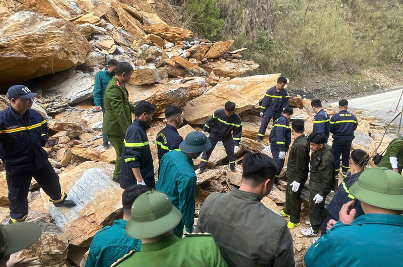 Lực lượng chức năng c&oacute; mặt tại hiện trường t&igrave;m kiếm c&aacute;c nạn nh&acirc;n.