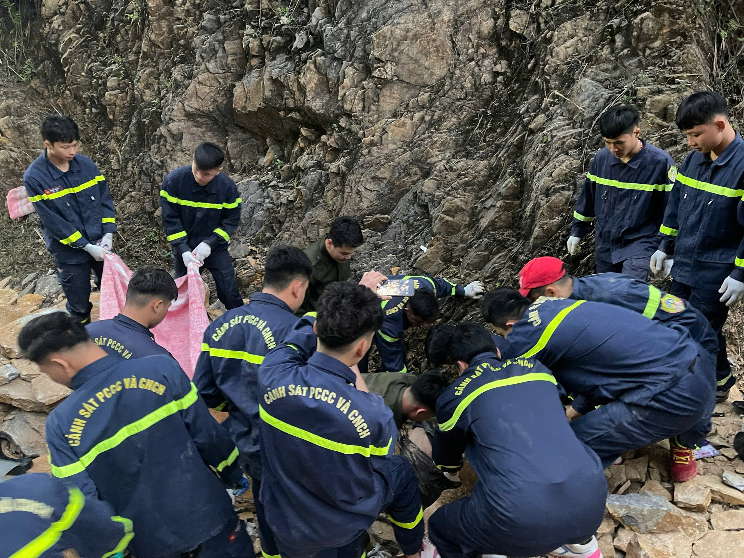 T&igrave;m thấy hai nạn nh&acirc;n vụ sạt lở tr&ecirc;n quốc lộ 6- Ảnh 2.