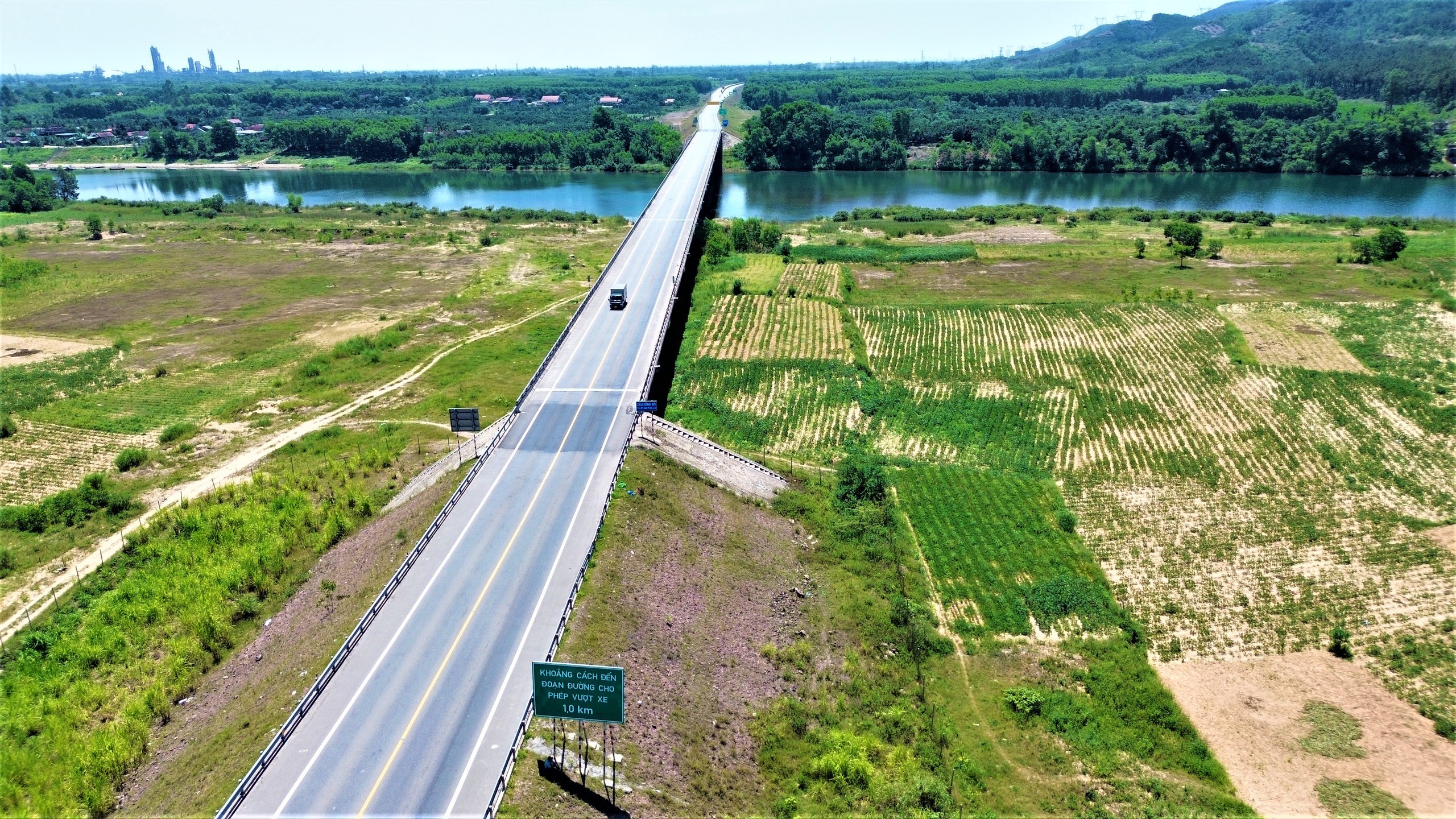 Cận cảnh cao tốc Cam Lộ - La Sơn trước ng&agrave;y mở rộng l&ecirc;n 4 l&agrave;n xe- Ảnh 4.