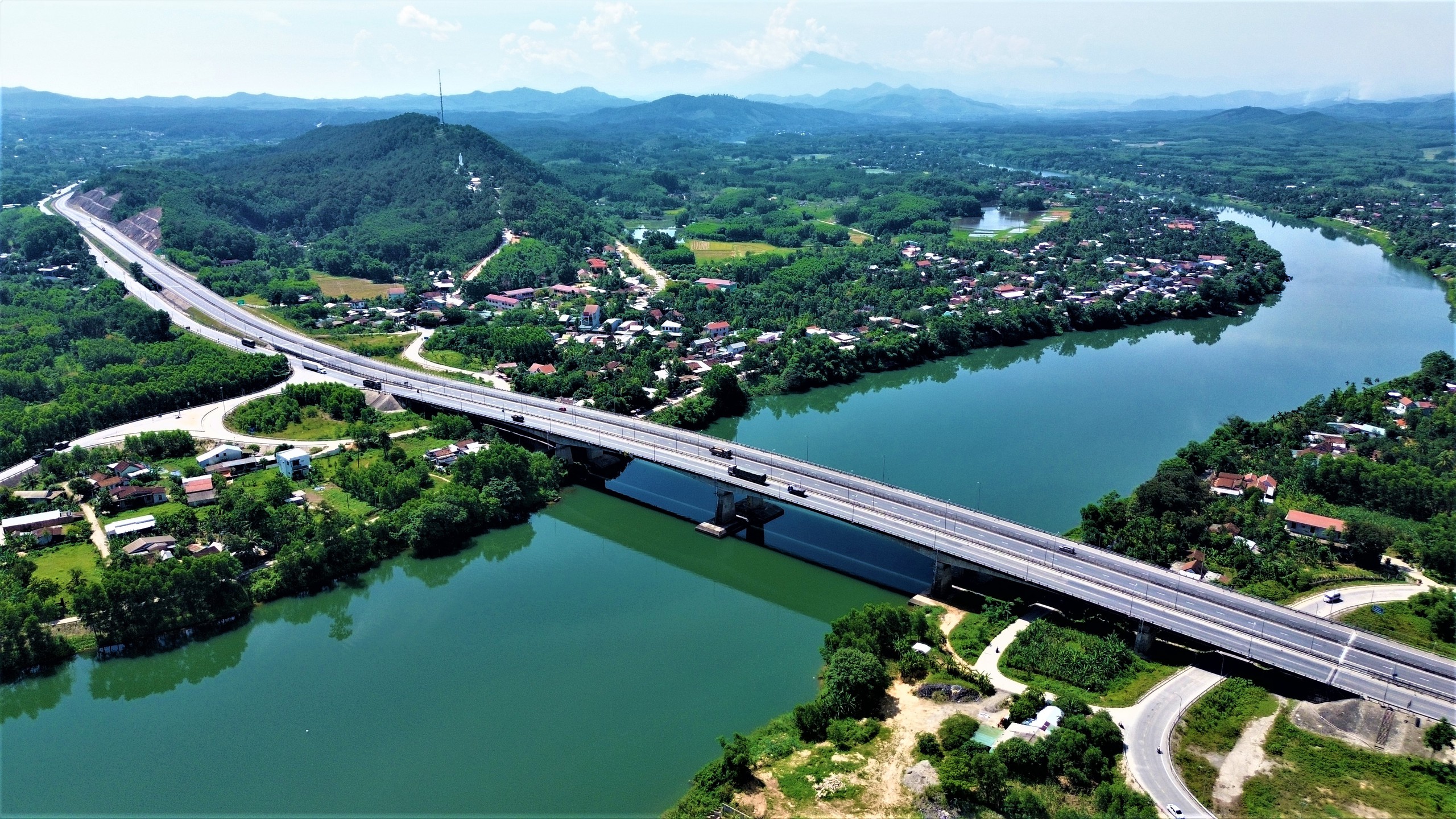 Cận cảnh cao tốc Cam Lộ - La Sơn trước ng&agrave;y mở rộng l&ecirc;n 4 l&agrave;n xe- Ảnh 9.