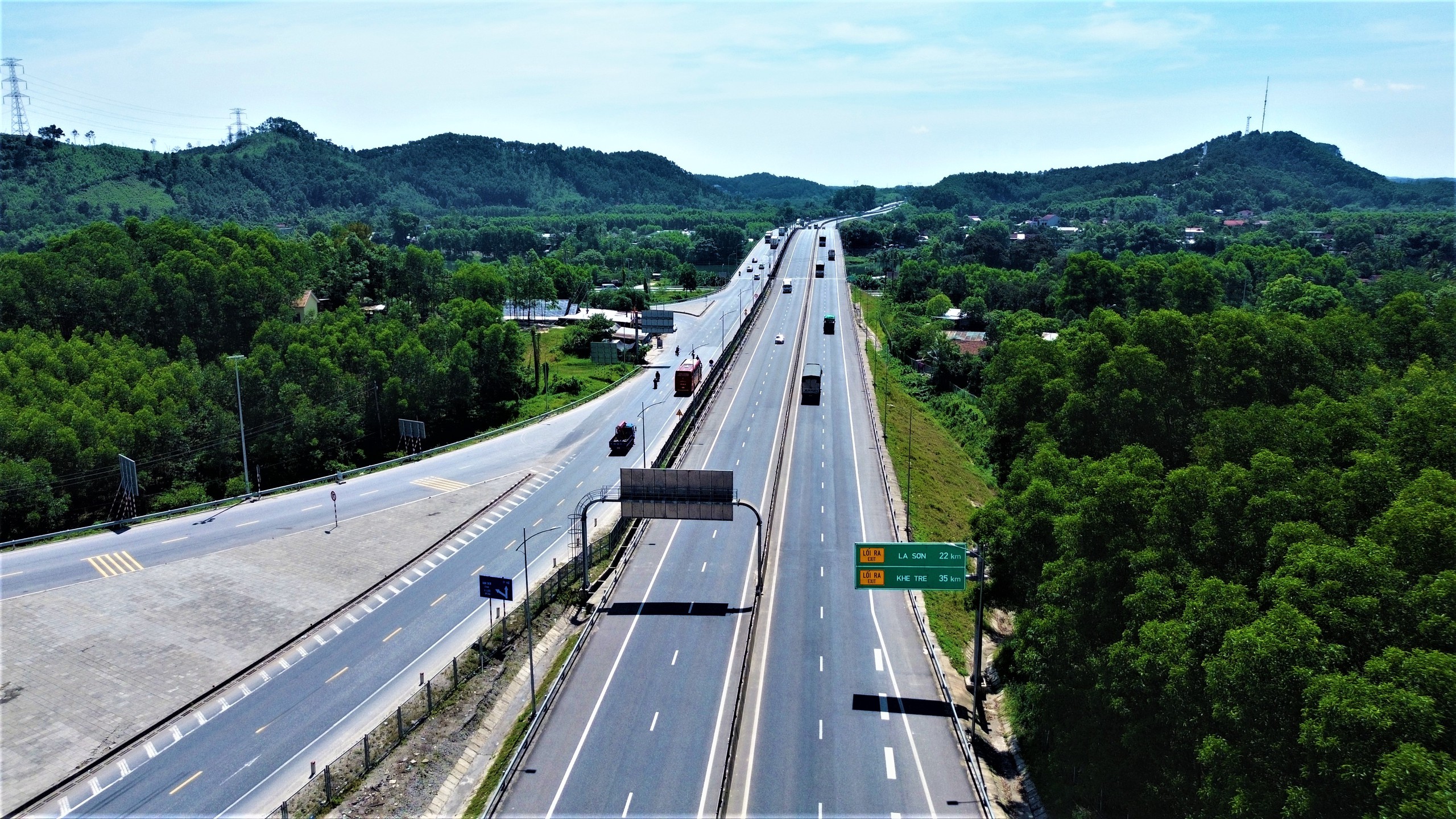 Cận cảnh cao tốc Cam Lộ - La Sơn trước ng&agrave;y mở rộng l&ecirc;n 4 l&agrave;n xe- Ảnh 3.