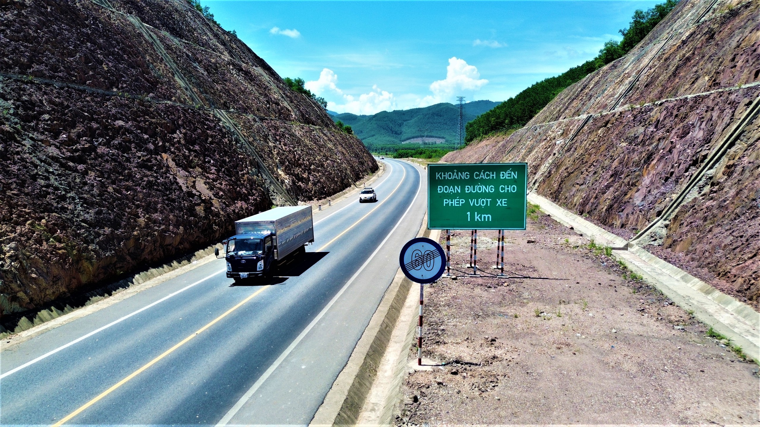 Cận cảnh cao tốc Cam Lộ - La Sơn trước ng&agrave;y mở rộng l&ecirc;n 4 l&agrave;n xe- Ảnh 2.