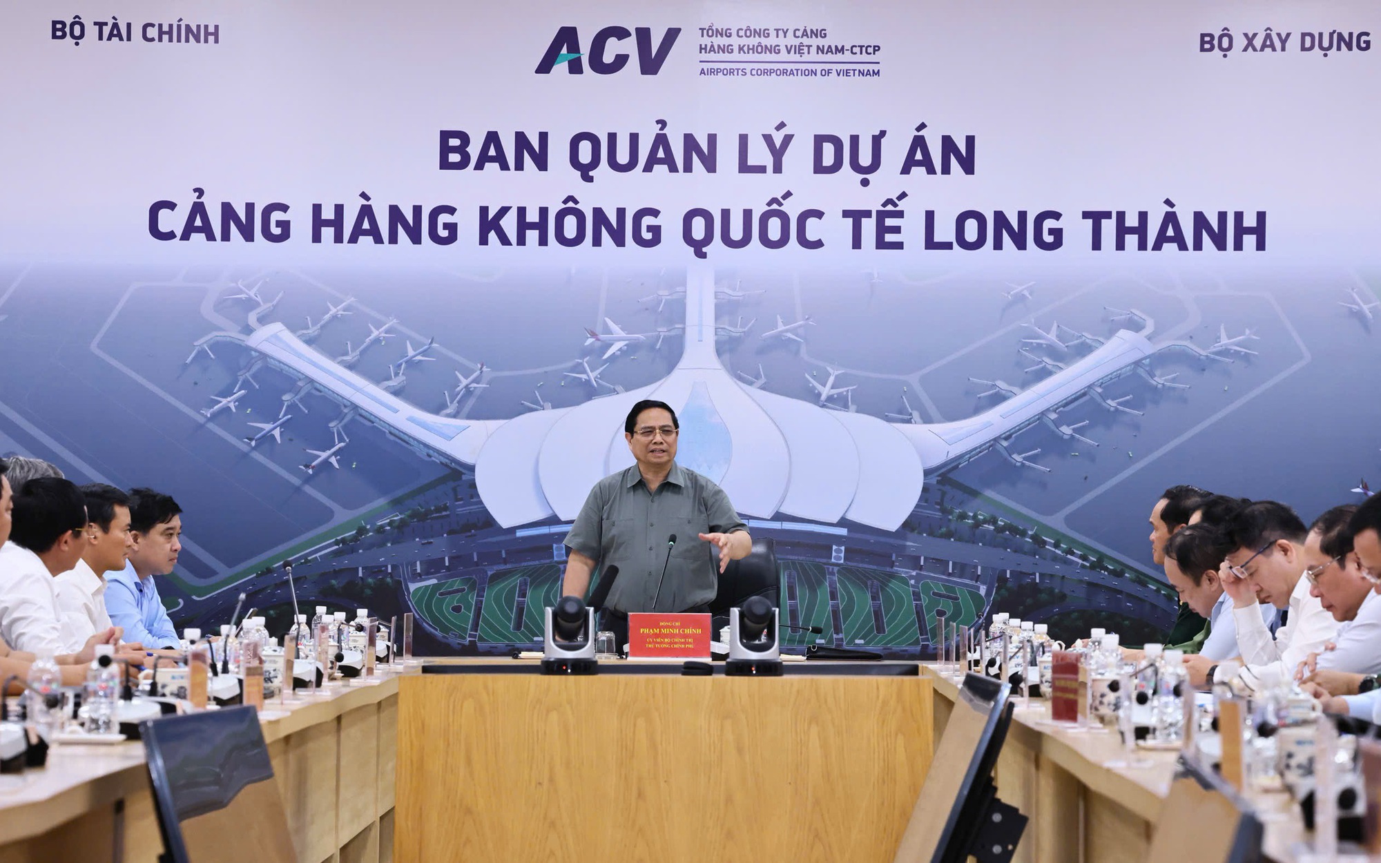 Chuyến bay kỹ thuật đầu tiên đã hạ cánh an toàn xuống sân bay Long Thành- Ảnh 11. Thủ tướng: Chuẩn bị kỹ lưỡng, bảo đảm an toàn chuyến bay ngày 19/12 tại sân bay Long Thành