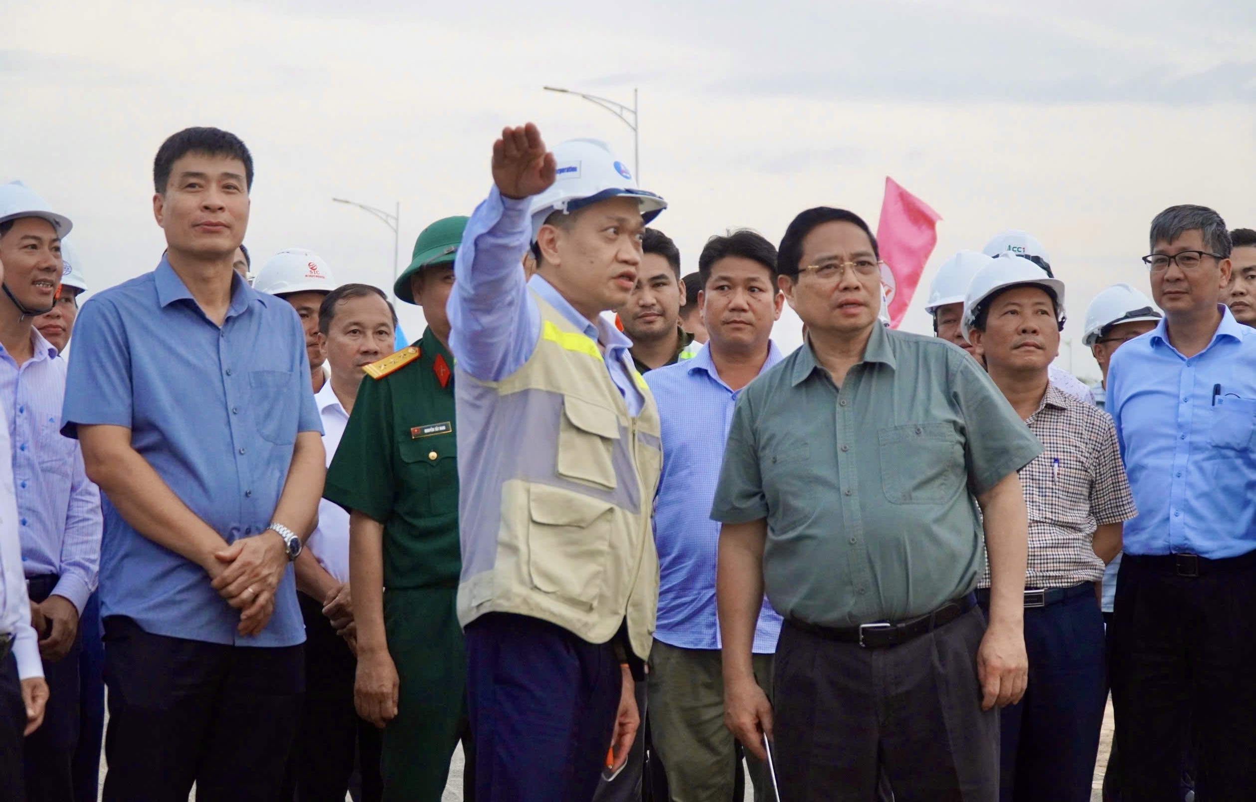 Thủ tướng kiểm tra cao tốc Biên Hòa - Vũng Tàu, thúc tiến độ kết nối sân bay Long Thành- Ảnh 5. Thủ tướng kiểm tra cao tốc Biên Hòa - Vũng Tàu, thúc tiến độ kết nối sân bay Long Thành- Ảnh 5.