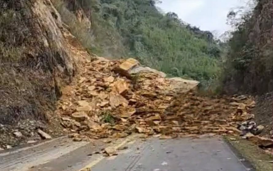 Sạt lở tr&ecirc;n quốc lộ 6, &iacute;t nhất 3 người bị v&ugrave;i lấp