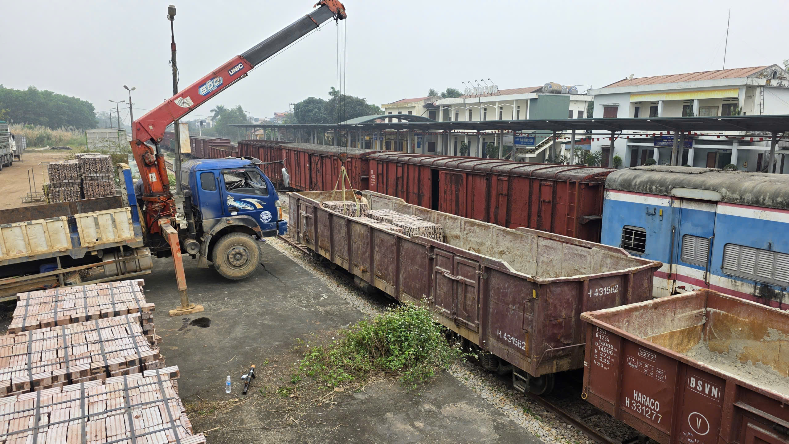 Đường sắt vận chuyển miễn ph&iacute; 1 triệu vi&ecirc;n gạch phục vụ t&aacute;i thiết nh&agrave; ở tại miền Trung- Ảnh 1.