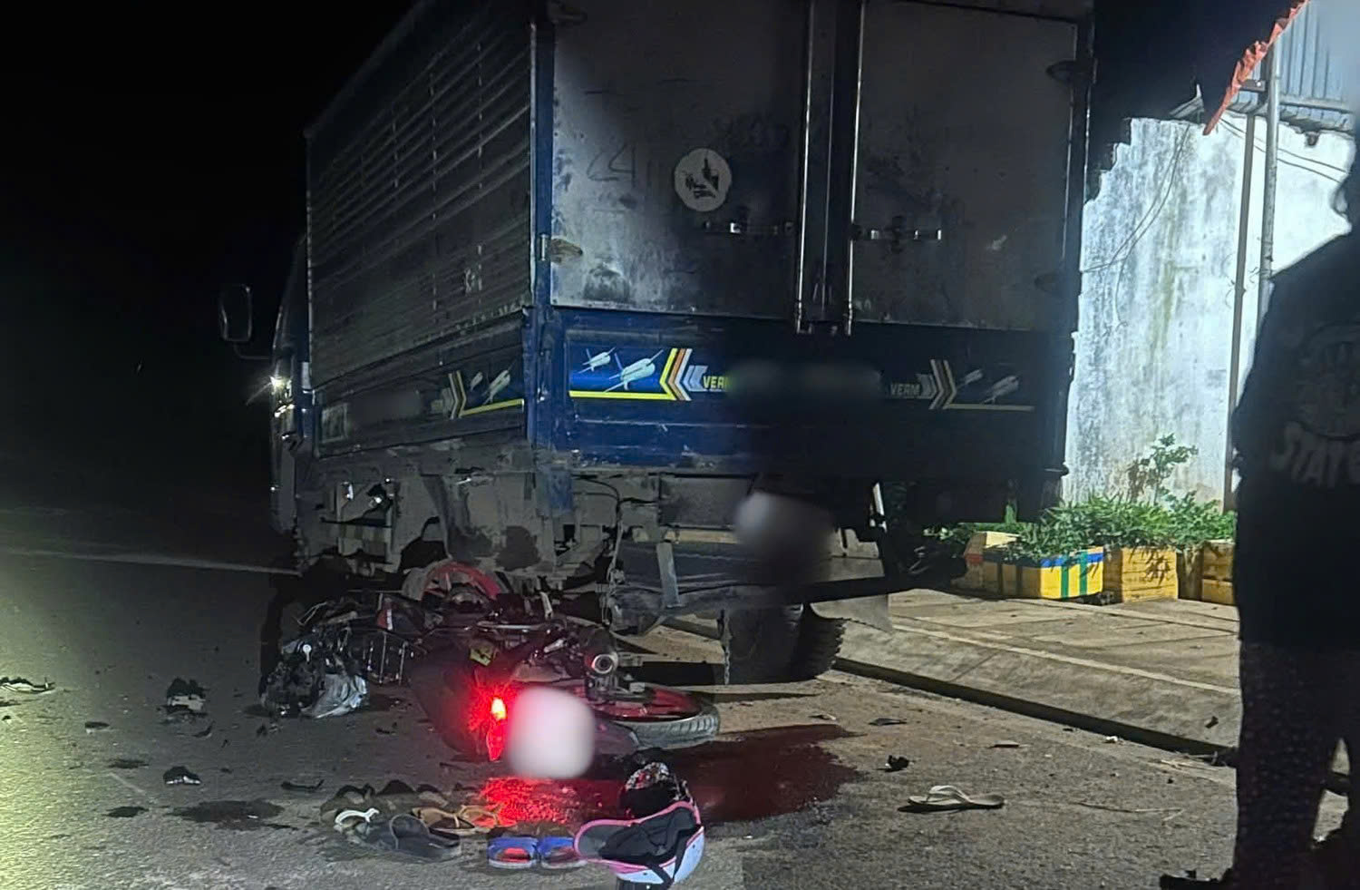 Gia Lai: T&ocirc;ng v&agrave;o đu&ocirc;i xe tải tr&ecirc;n đường, 3 người tử vong- Ảnh 1.