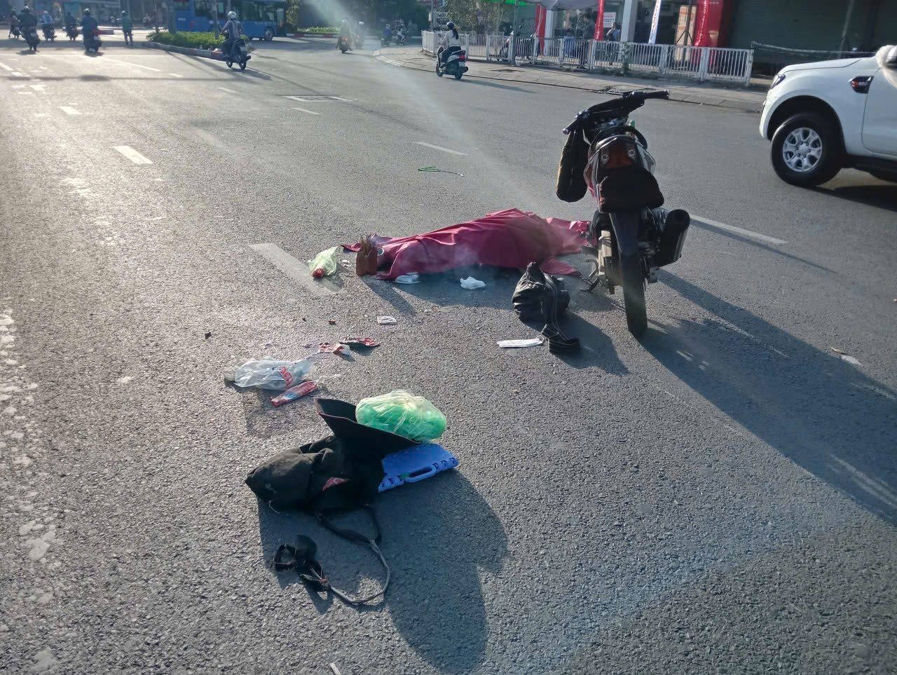 TP.HCM: Xe m&aacute;y va chạm người đi bộ, 2 người thương vong- Ảnh 1.