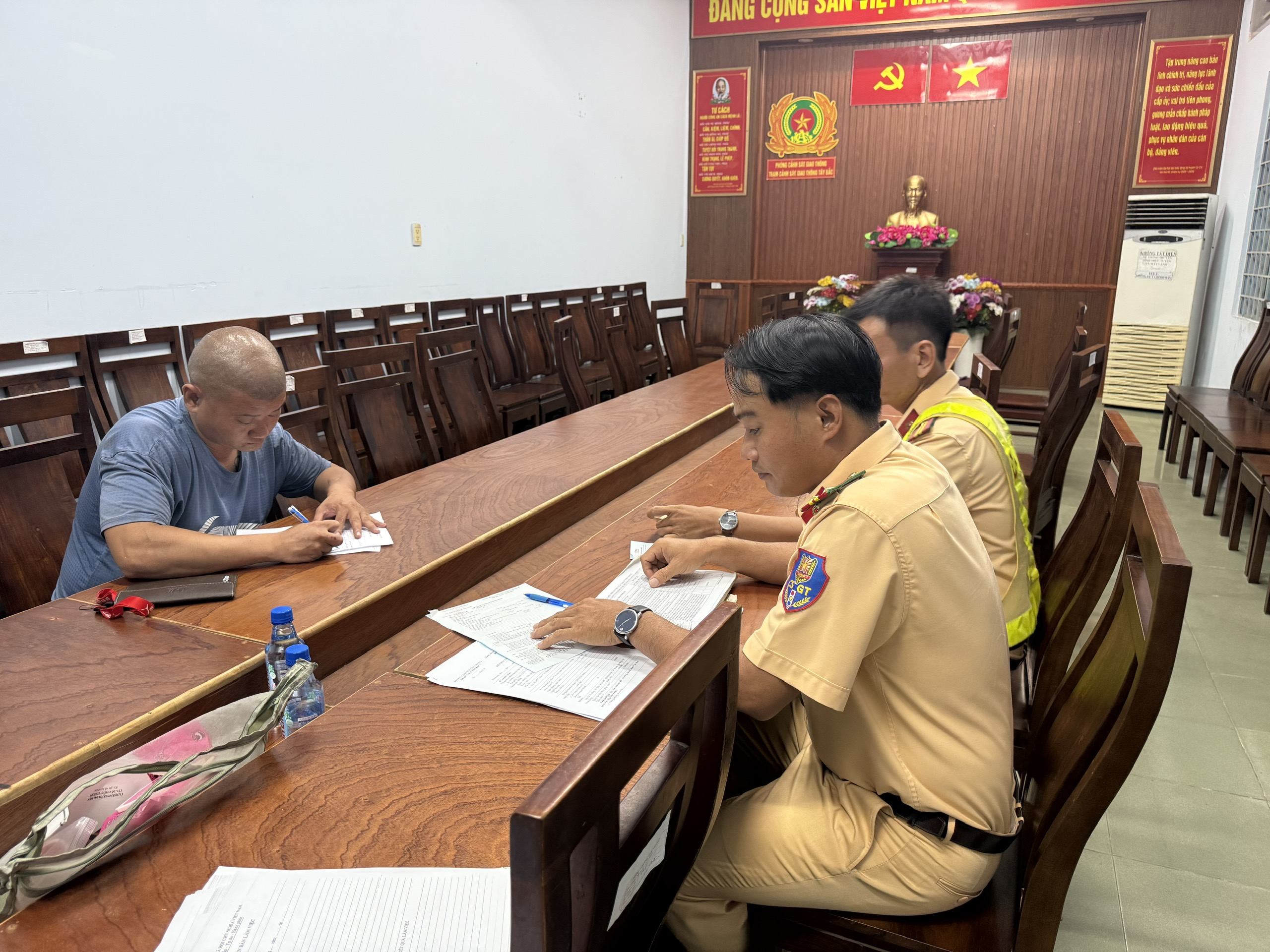 Phạt 19 triệu đồng, trừ 4 điểm t&agrave;i xế điều khiển xe container chạy ngược chiều ở TP.HCM- Ảnh 1.