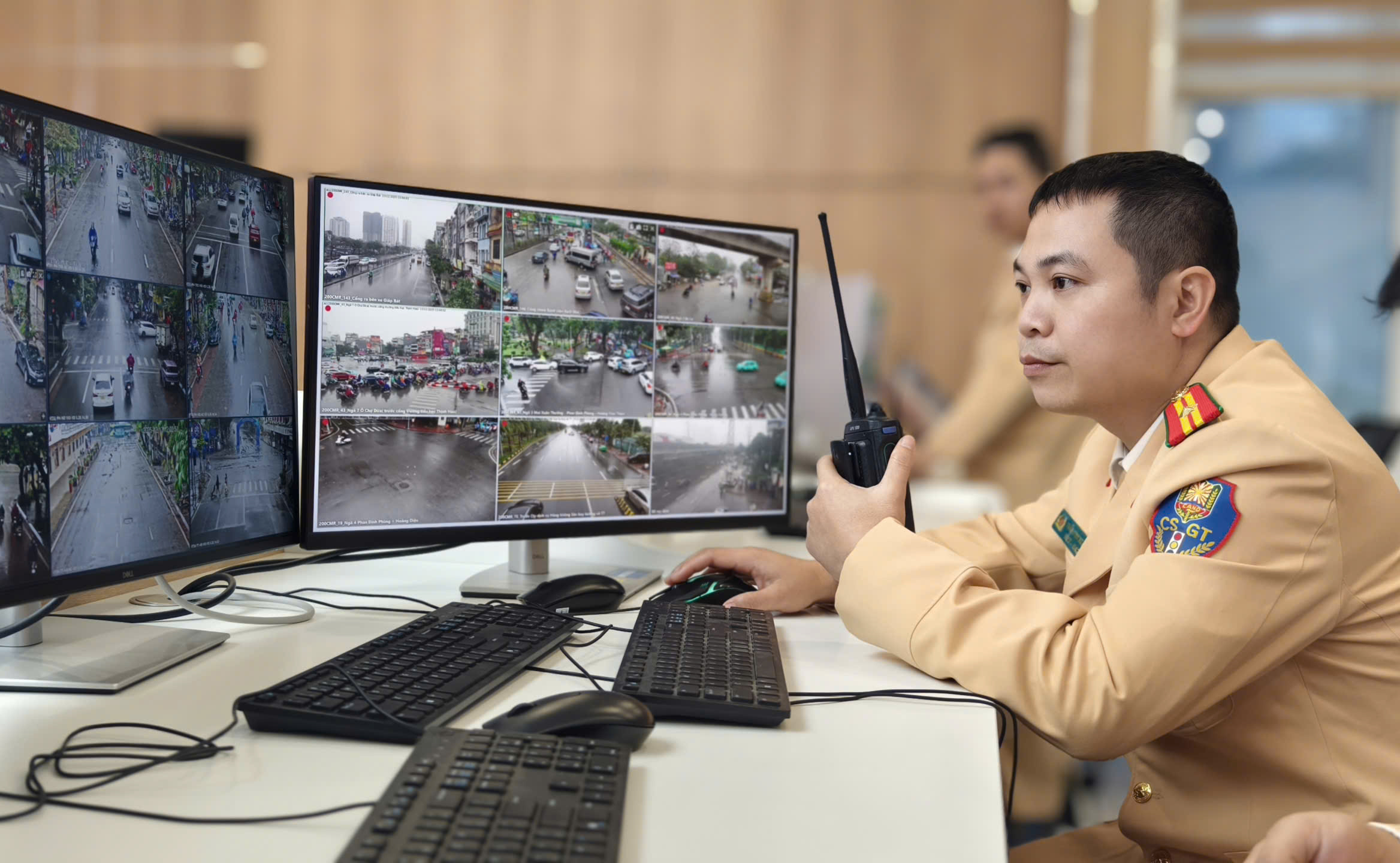 Hơn 1.800 camera AI ở Hà Nội hoạt động, phương tiện dừng đèn đỏ thẳng hàng- Ảnh 4. Hơn 1.800 camera AI ở Hà Nội hoạt động, phương tiện dừng đèn đỏ thẳng hàng- Ảnh 4.