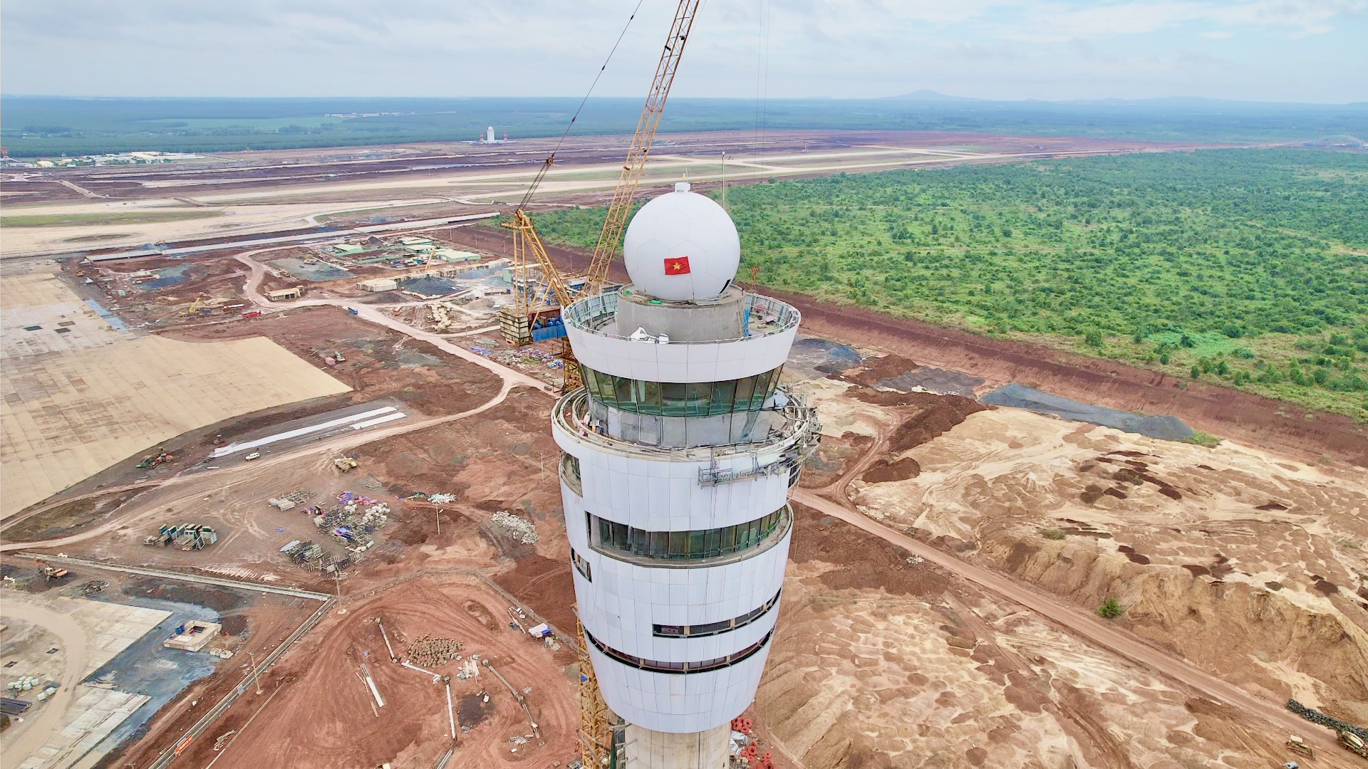 "Đột nhập" tầng 21 th&aacute;p kh&ocirc;ng lưu Long Th&agrave;nh trong thời khắc chuyến bay lịch sử hạ c&aacute;nh- Ảnh 9.