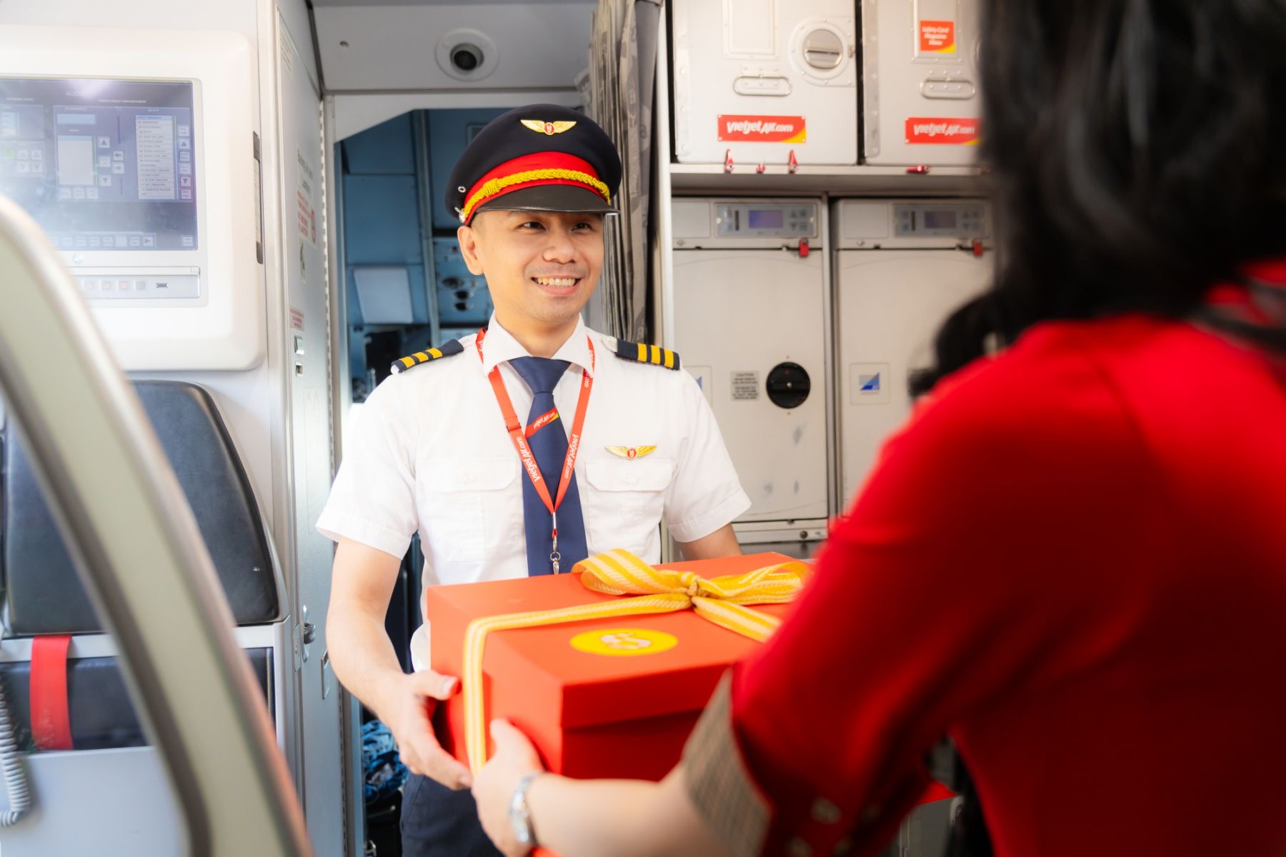 Ngập tr&agrave;n qu&agrave; tặng tr&ecirc;n những chuyến bay Vietjet m&ugrave;a lễ hội Gi&aacute;ng sinh 2025- Ảnh 2.