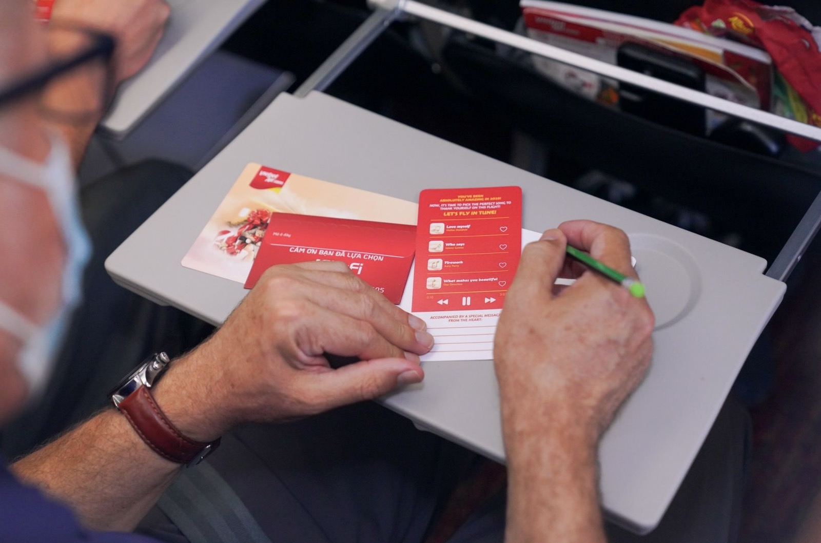 Ngập tr&agrave;n qu&agrave; tặng tr&ecirc;n những chuyến bay Vietjet m&ugrave;a lễ hội Gi&aacute;ng sinh 2025- Ảnh 7.