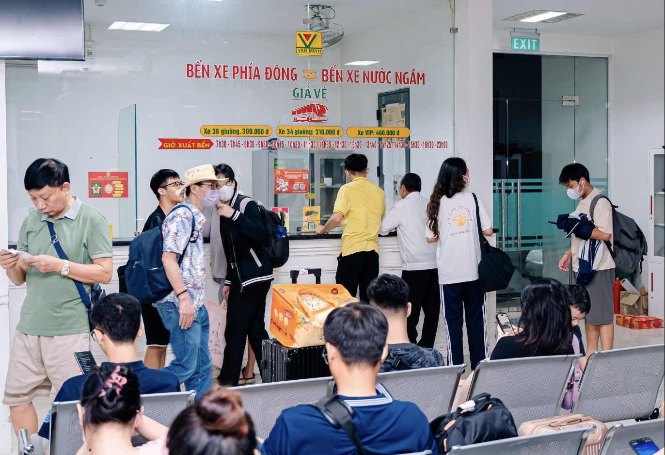 Tết Dương lịch cận kề, v&eacute; xe kh&aacute;ch đặt trước vẫn &egrave;o uột- Ảnh 2.