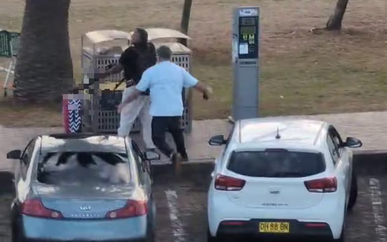 Australia sẽ siết chặt luật sở hữu súng sau vụ tấn công kinh hoàng- Ảnh 3. Khoảnh khắc người đàn ông bất chấp nguy hiểm tước vũ khí của kẻ xả súng ở Australia