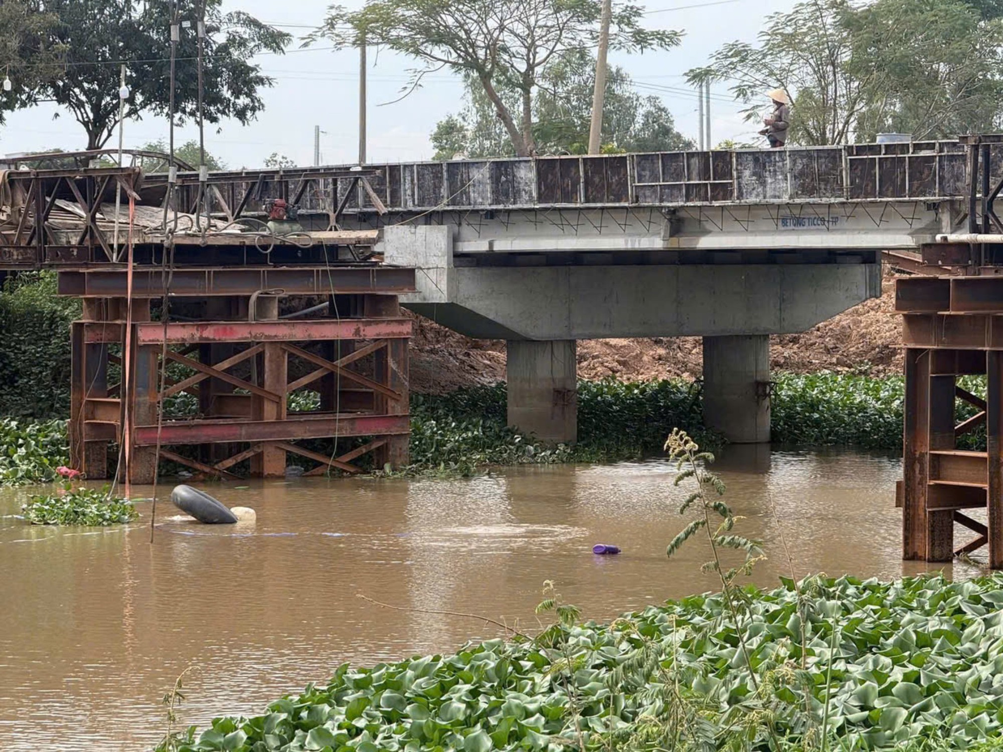 T&acirc;y Ninh: Phong tỏa cầu tạm &Ocirc;ng Mười T&acirc;m sau sự cố sập nhịp giữa- Ảnh 1.