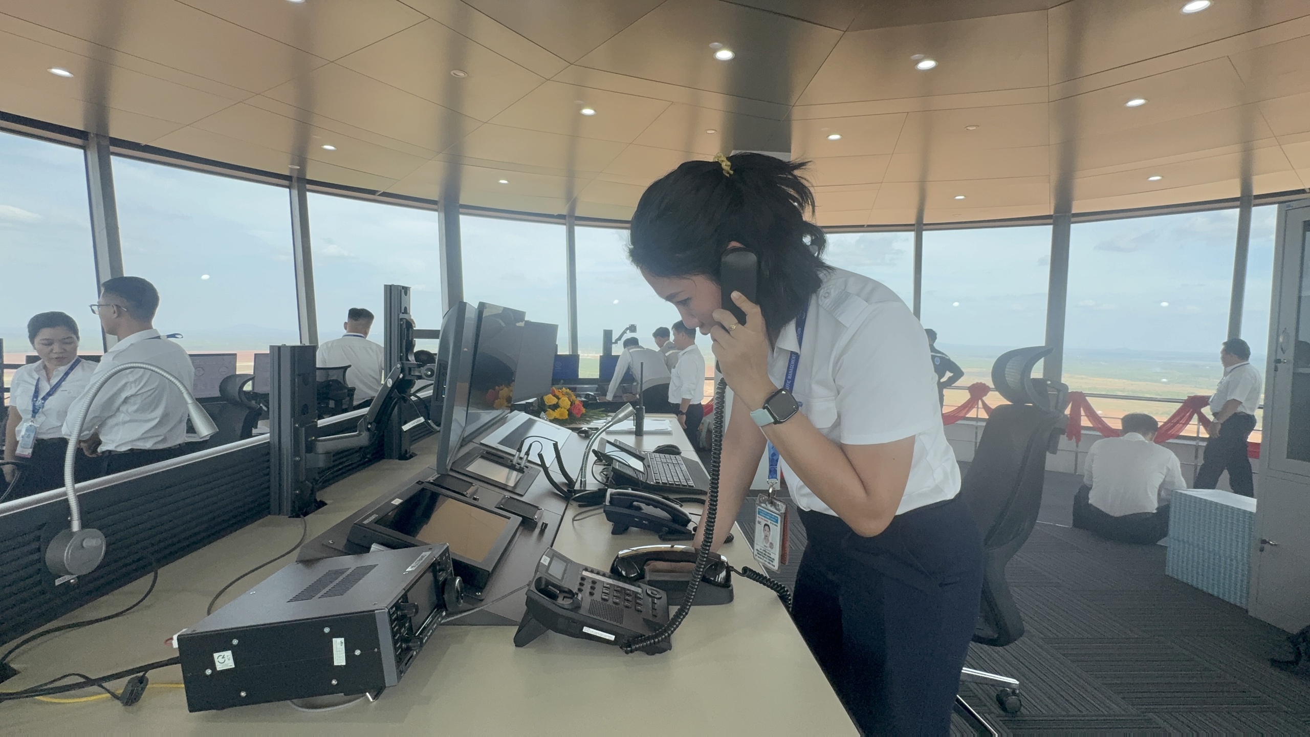 "Đột nhập" tầng 21 th&aacute;p kh&ocirc;ng lưu Long Th&agrave;nh trong thời khắc chuyến bay lịch sử hạ c&aacute;nh- Ảnh 4.