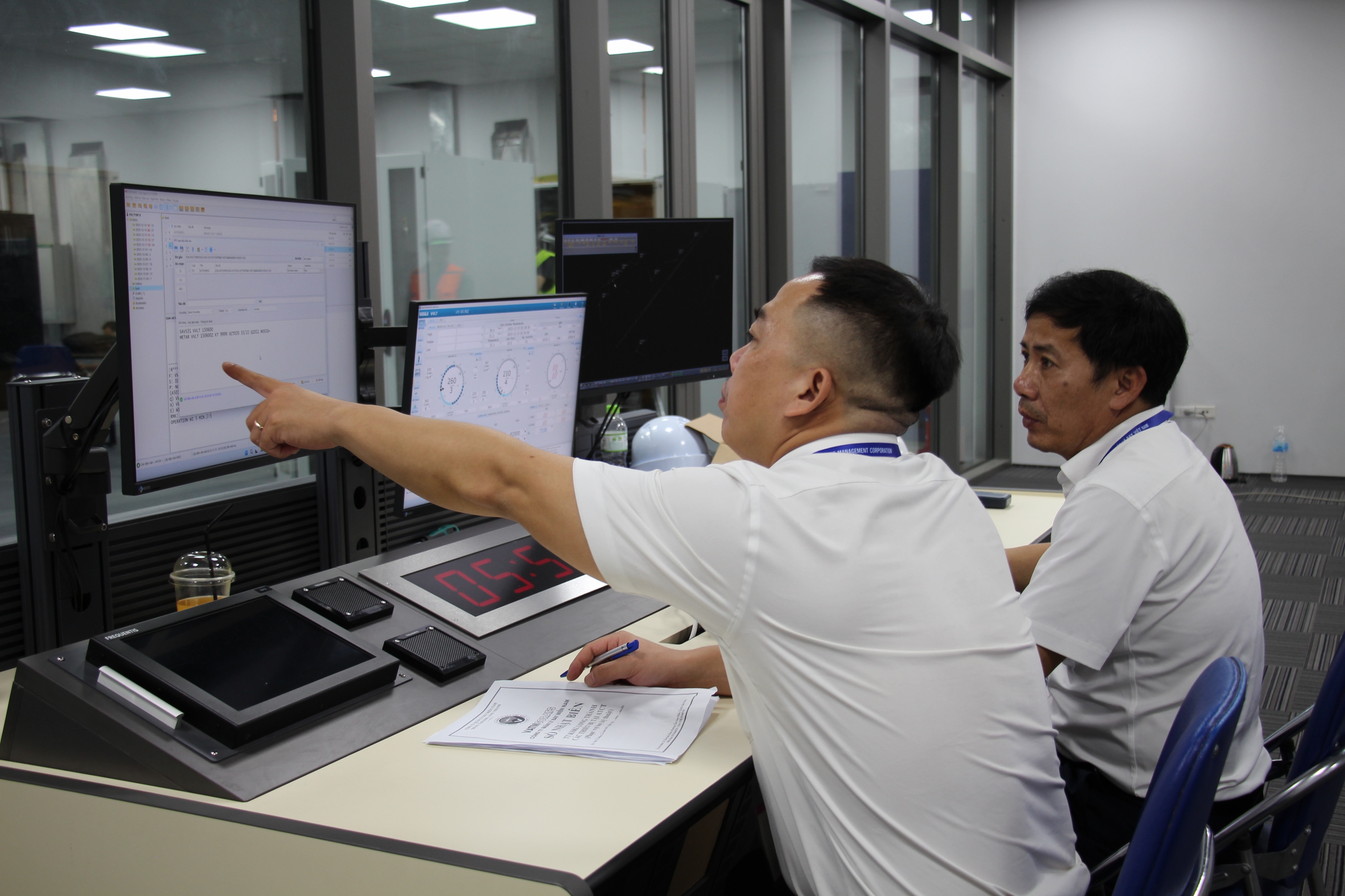 "Đột nhập" tầng 21 th&aacute;p kh&ocirc;ng lưu Long Th&agrave;nh trong thời khắc chuyến bay lịch sử hạ c&aacute;nh- Ảnh 3.