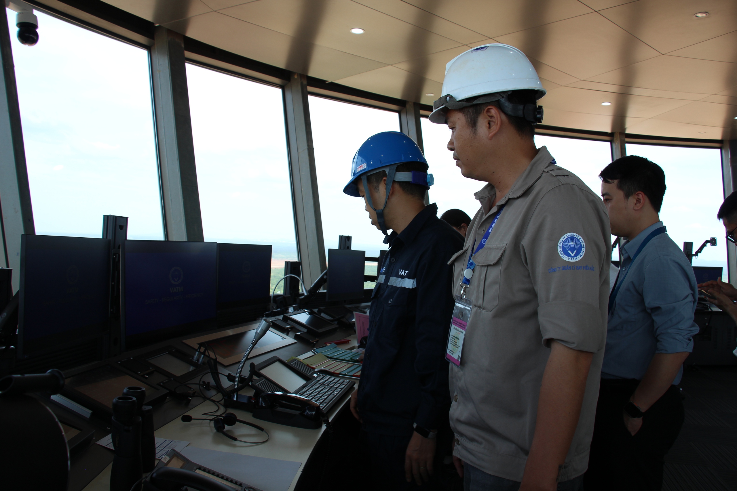 "Đột nhập" tầng 21 th&aacute;p kh&ocirc;ng lưu Long Th&agrave;nh trong thời khắc chuyến bay lịch sử hạ c&aacute;nh- Ảnh 2.